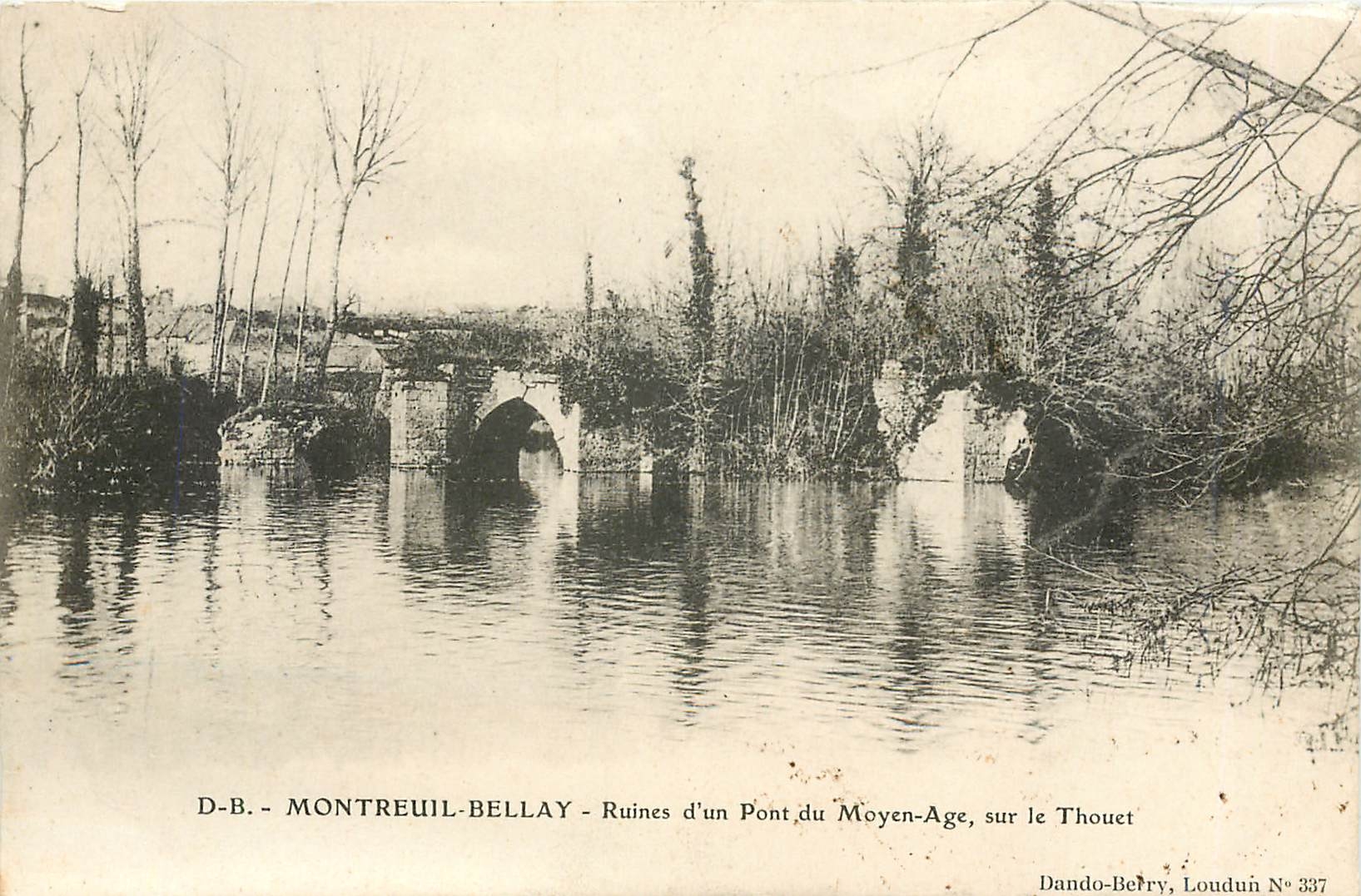 CPA Montreuil Bellay Ruines d'un Pont du Moyen Age sur le Thouet 