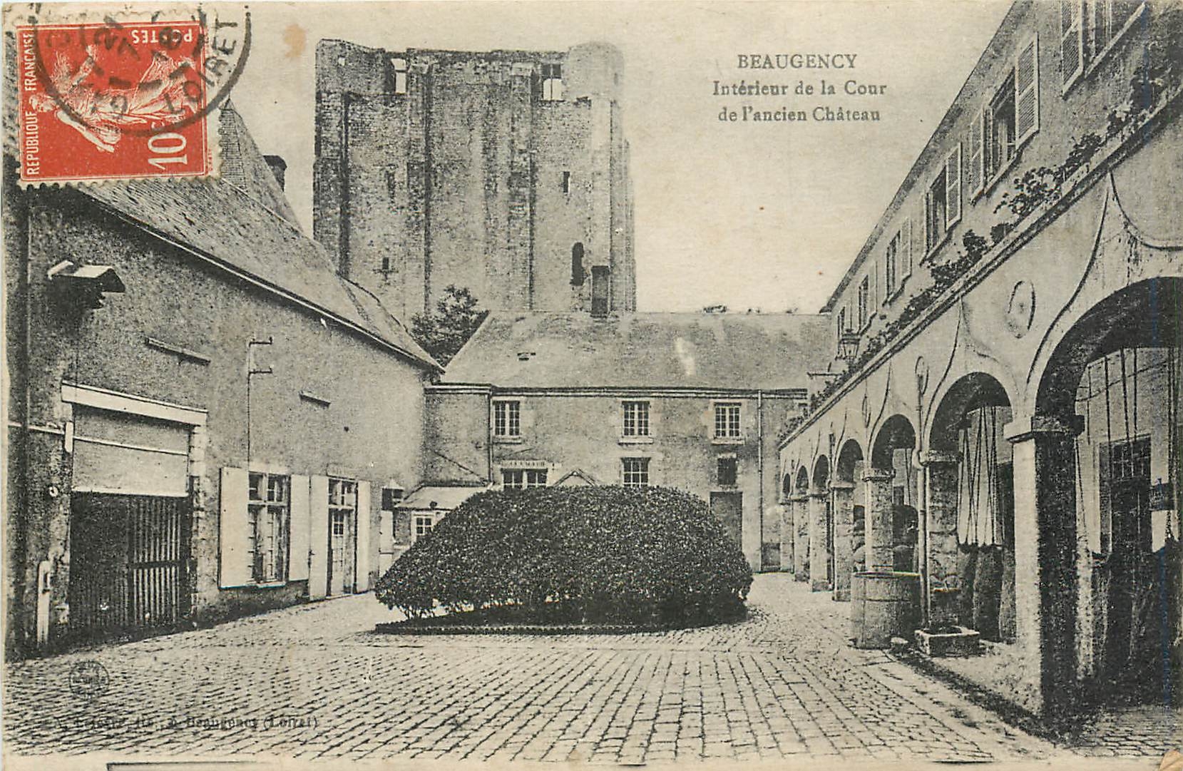 CPA Beaugency Interieur de la Cour de l'ancien Chateau 