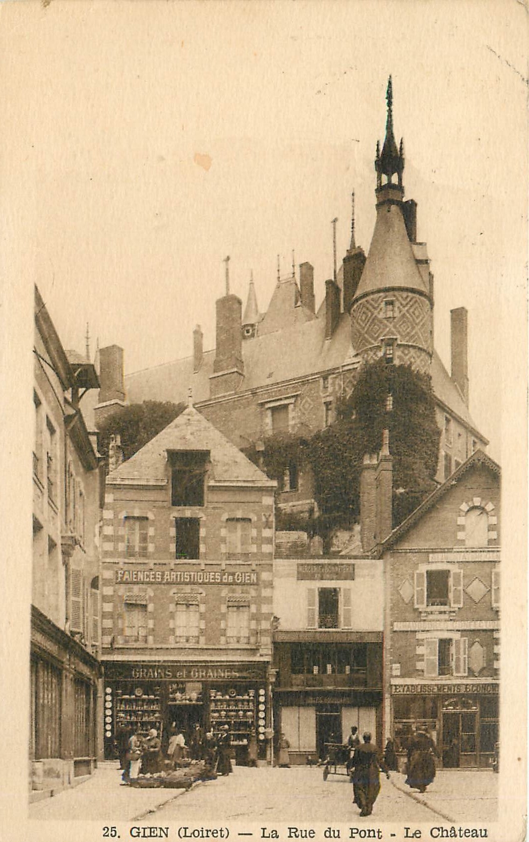 CPA Gien Loiret La Rue du Pont Le Chateau 