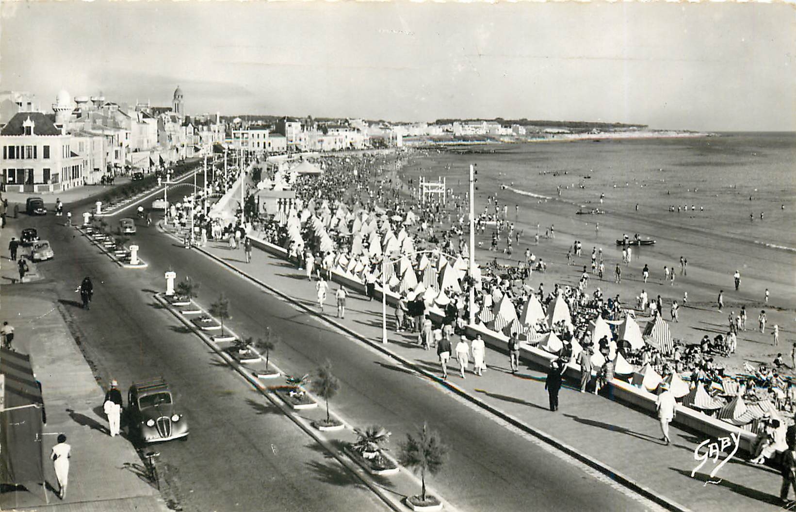 CPM Les Sables d'Olonne Vendee Le Remblai et la Plage 