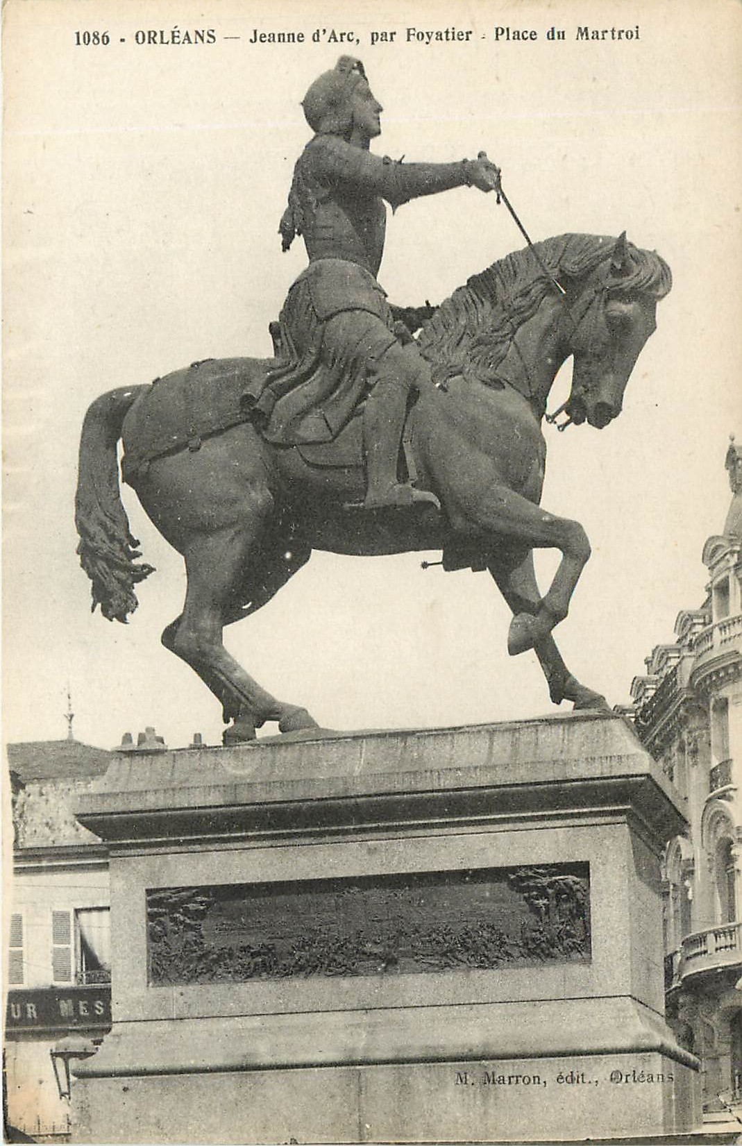 CPA Orleans Jeanne d'Arc par Foyatier Place du Martroi 
