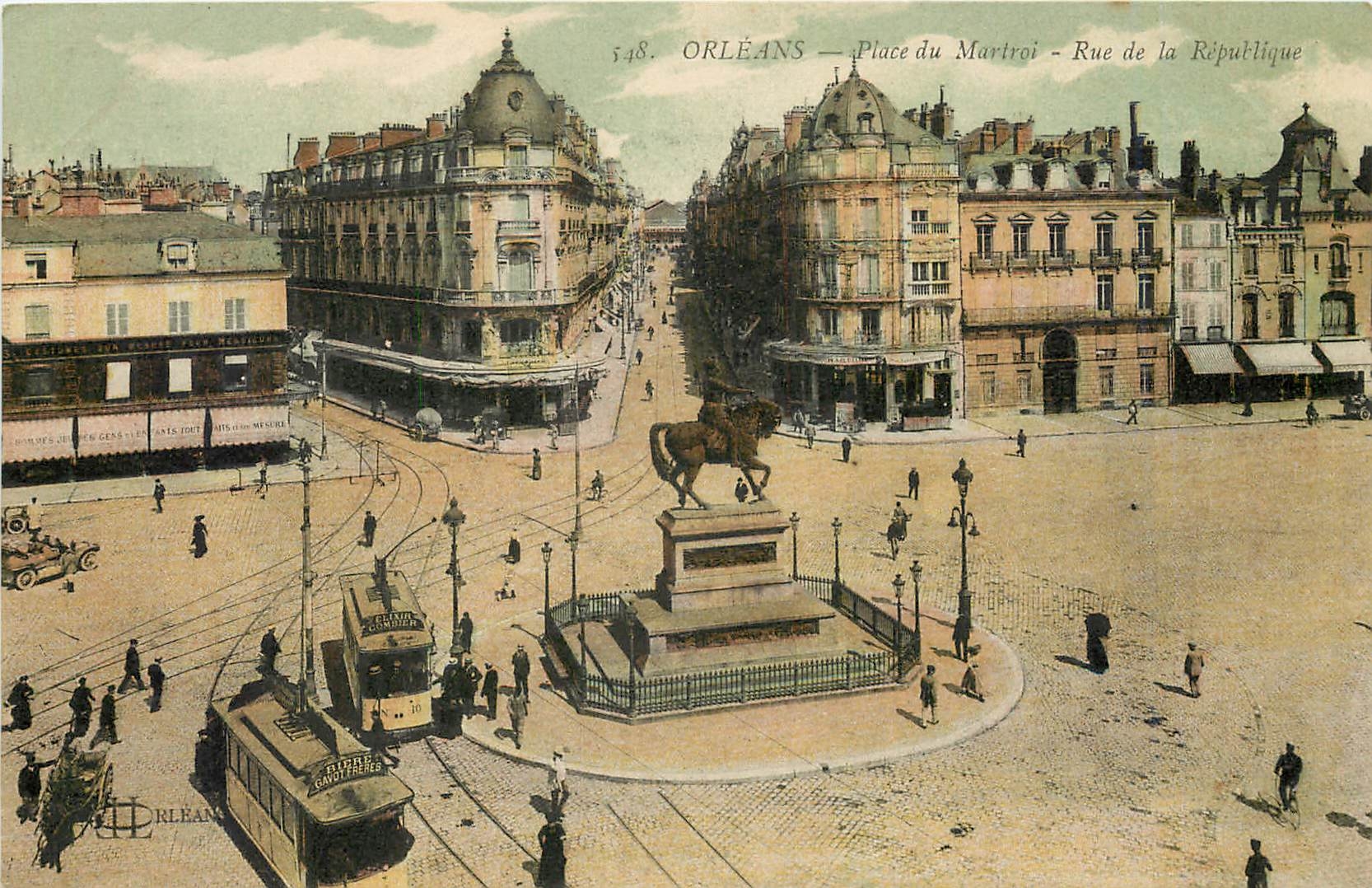 CPA Orleans Place du Martroi Rue de la Republique Tramway