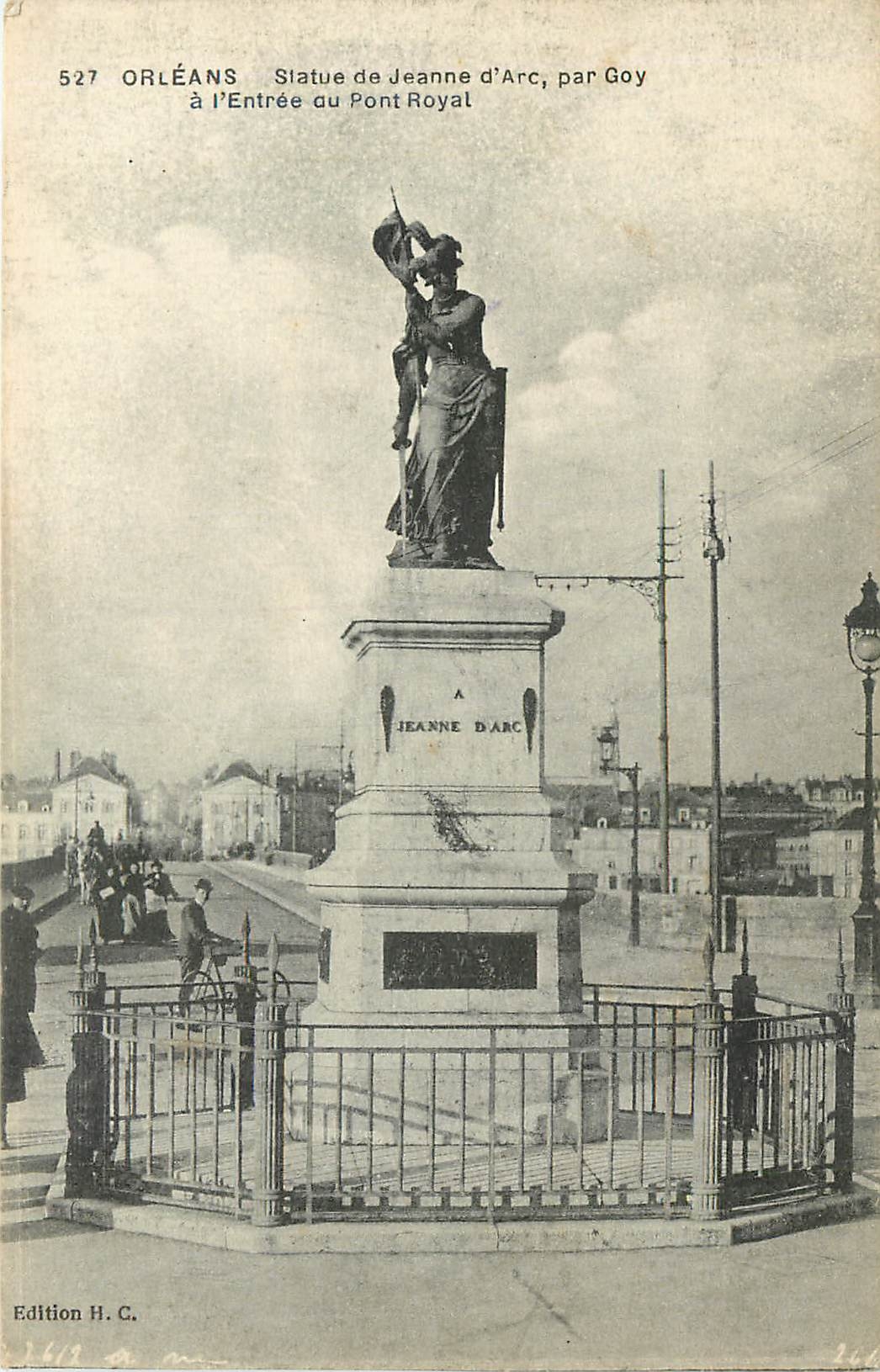 CPA Orleans Statue de Jeanne d'Arc par Goy a l'Entree du Pont Royal 