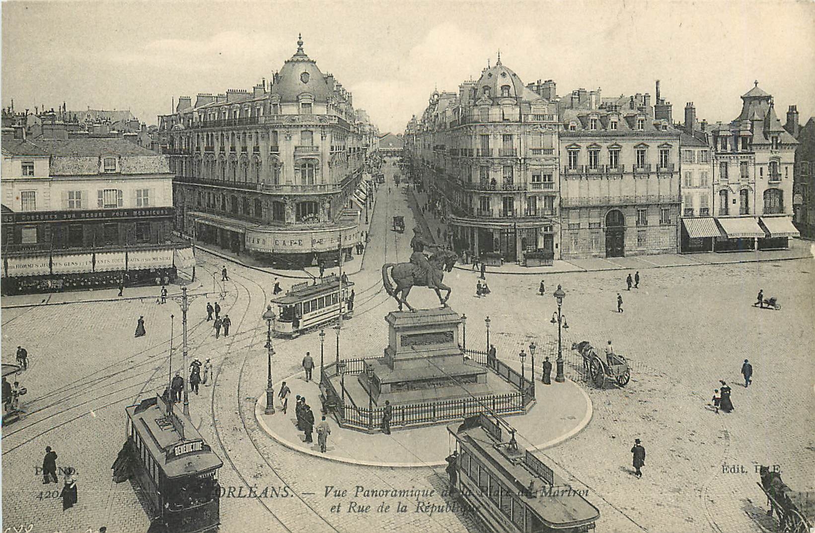 CPA Orleans Vue Panoramique et Rue de la Republique Tramway