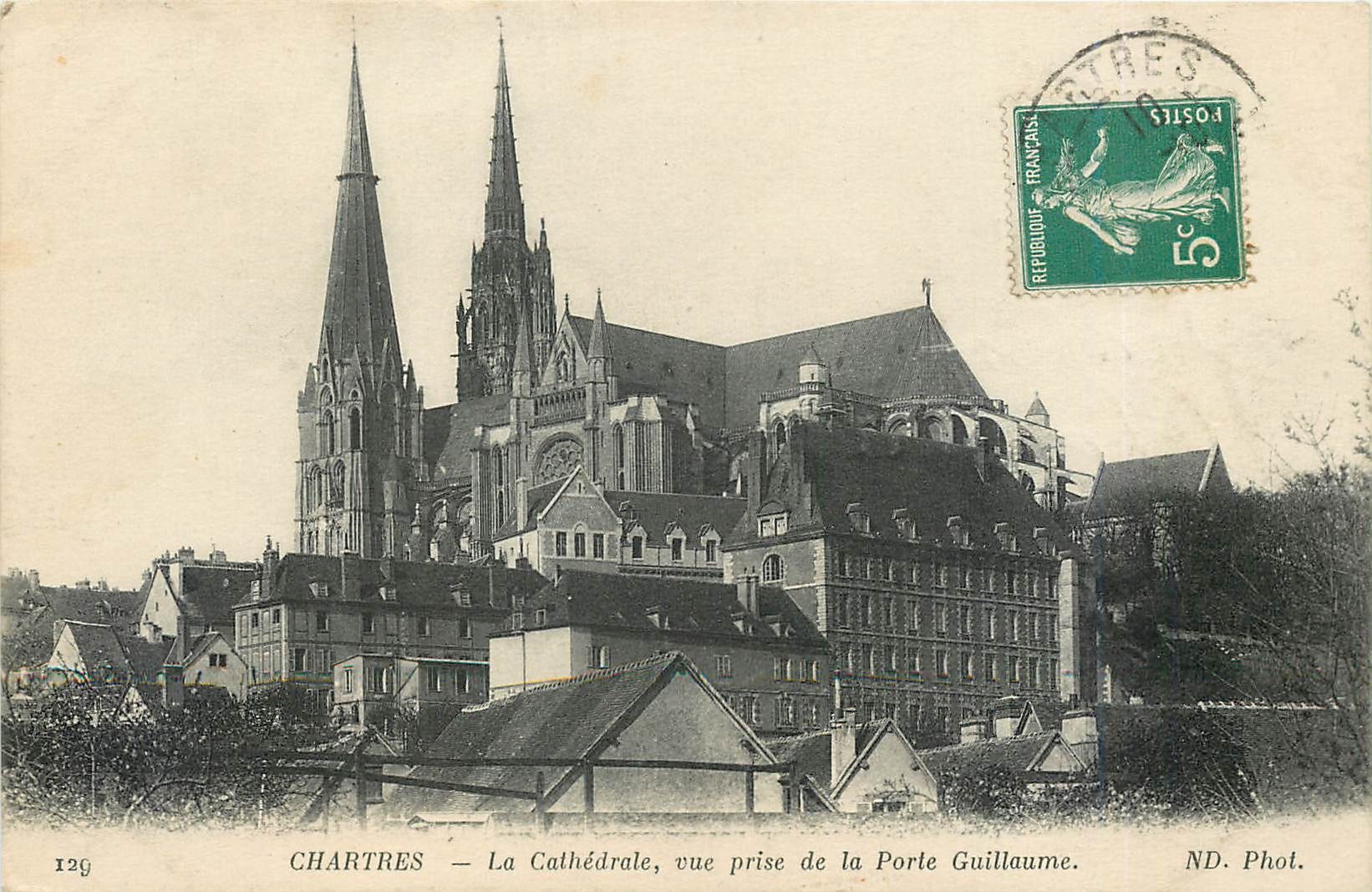 CPA Chartres La Cathedrale vue prise de la Porte Guillaume 
