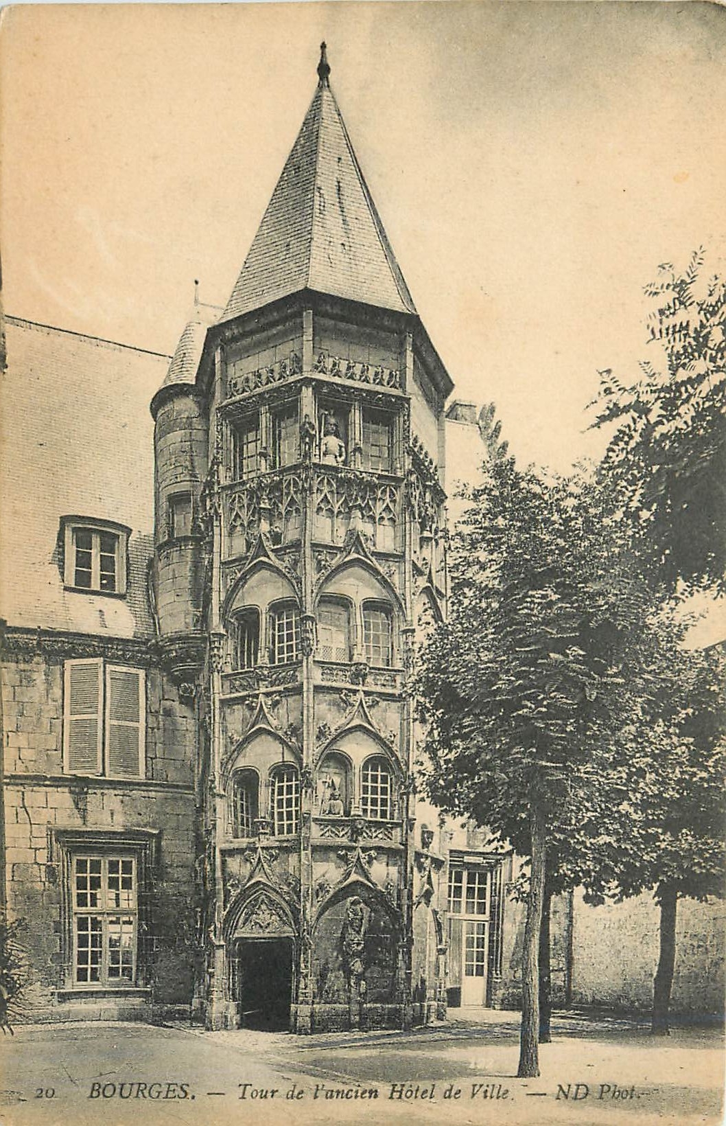 CPA Bourges Tour de l'ancien Hotel de Ville 