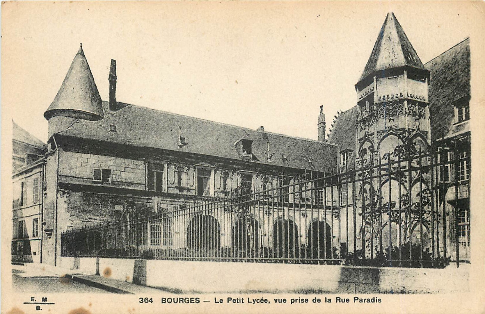 CPA Bourges Le Petit Lycee vue prise de la Rue Paradis 