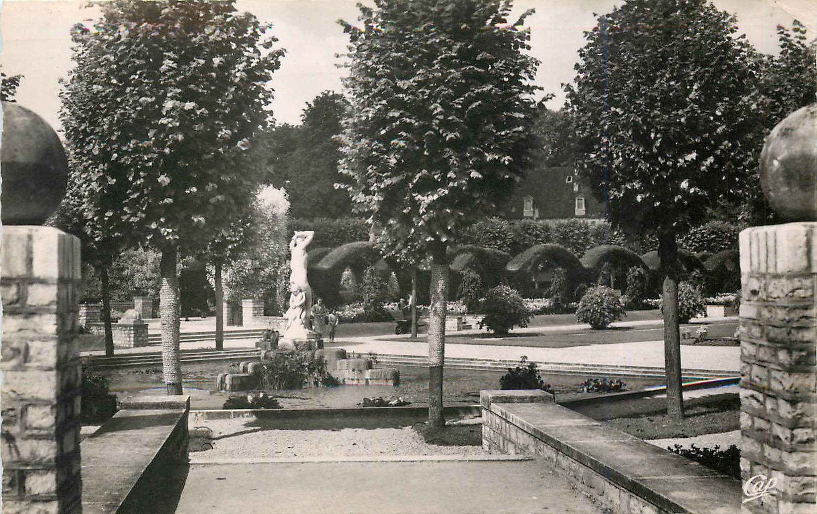CPM Bourges Jardin des Pres Fichaux 