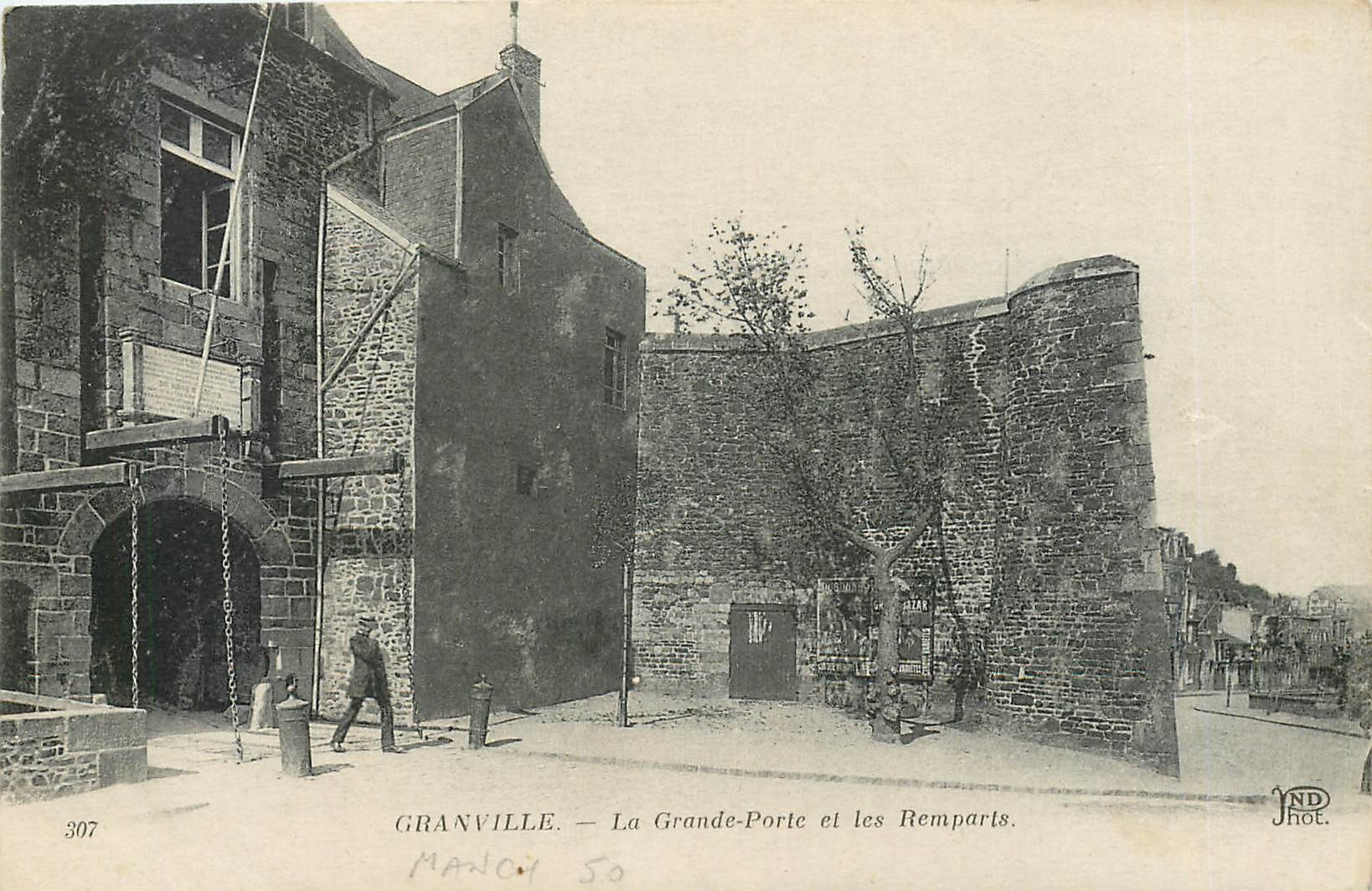 Granville — La Grande-Porte et les Remparts — ND Phot.