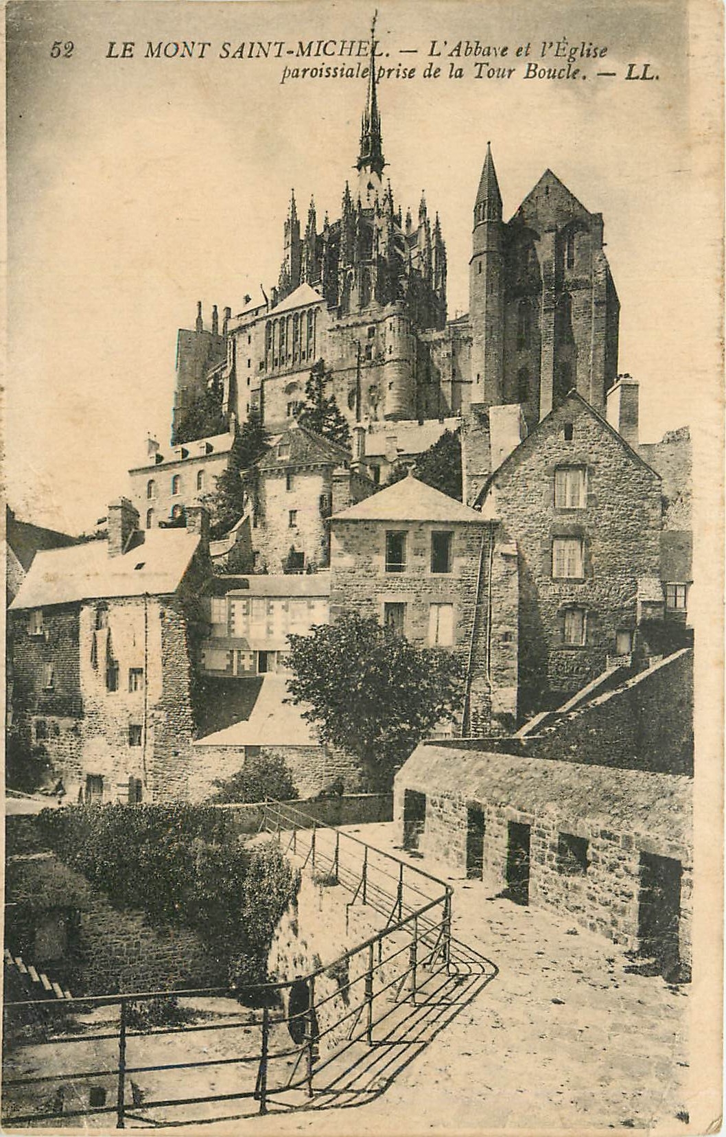 CPA Le Mont Saint Michel L'Abbaye et l'Eglise paroissiale prise de la Tour Boucle 