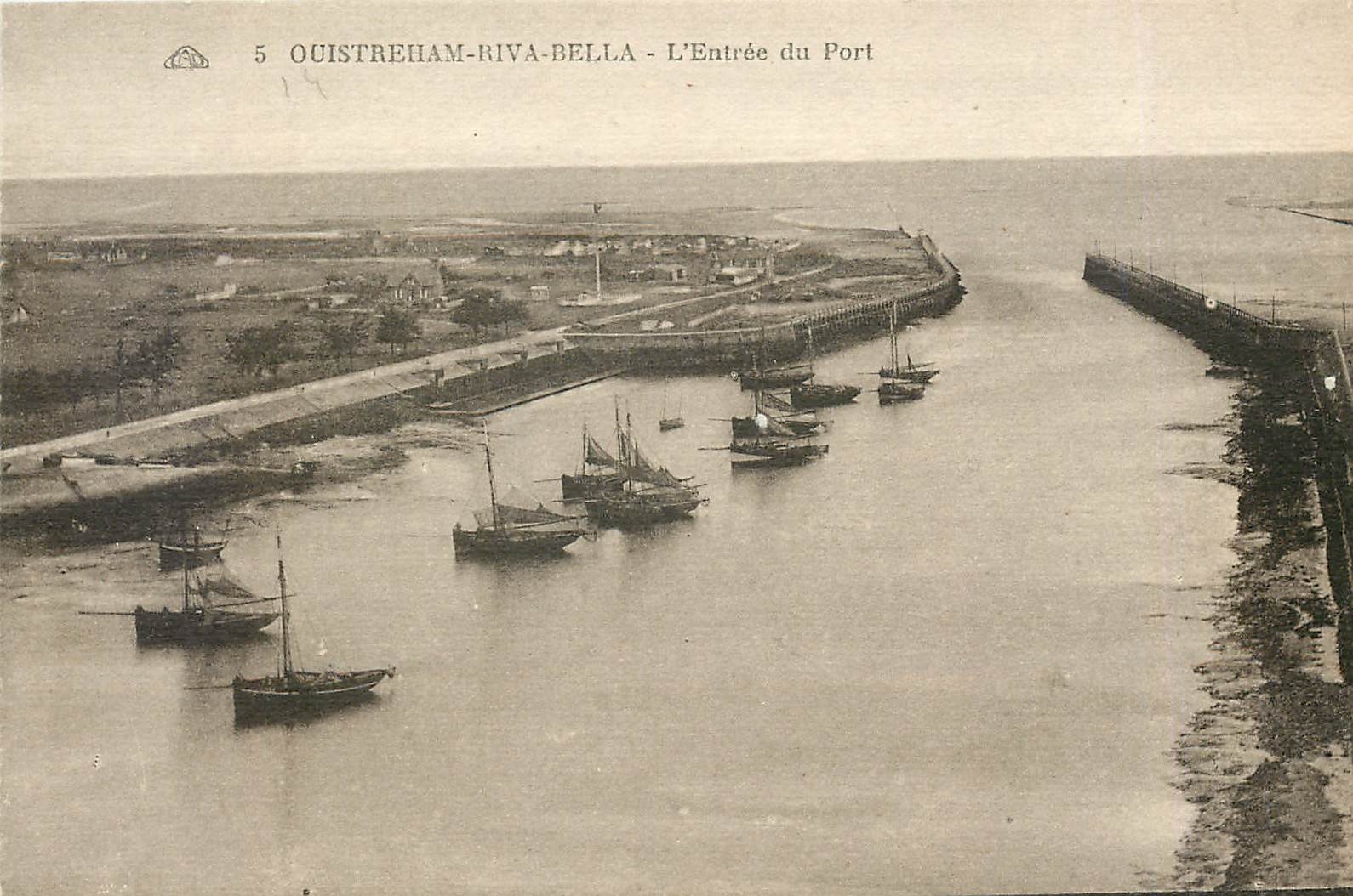 CPA Ouistreham Riva Bella L'Entree du Port Bateaux