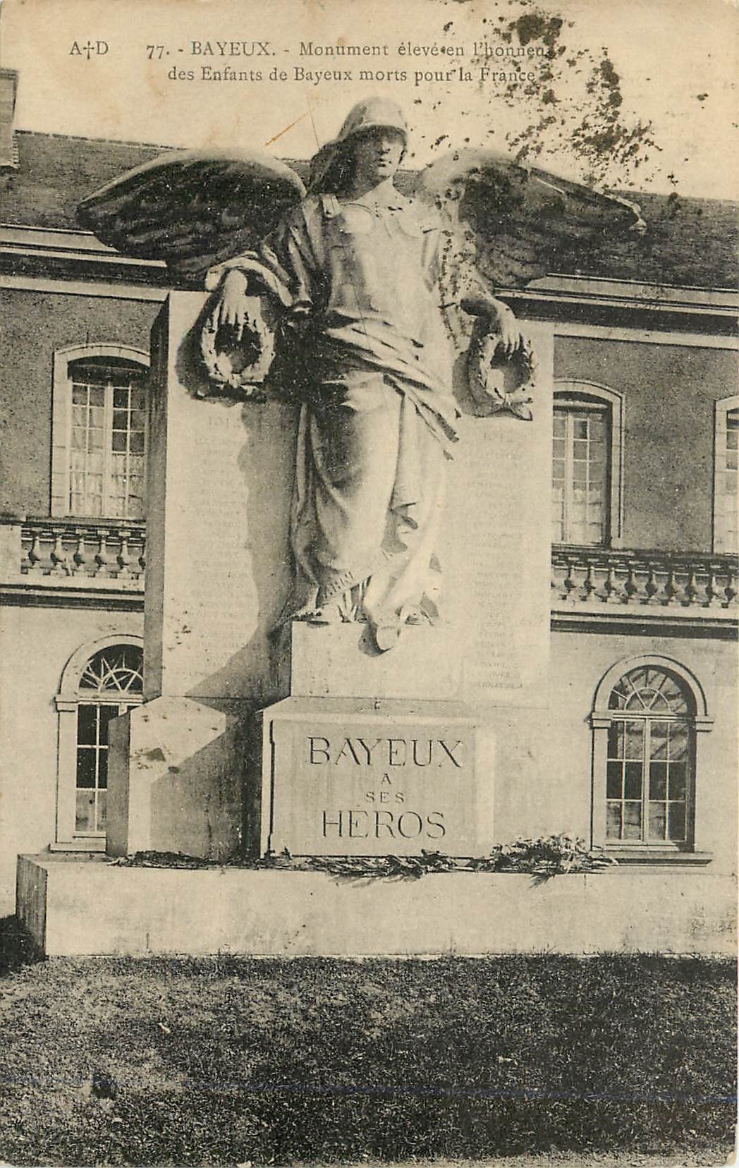 Bayeux — Monument élevé en l'honneur des Enfants de Bayeux morts pour la France — A+D, n°77