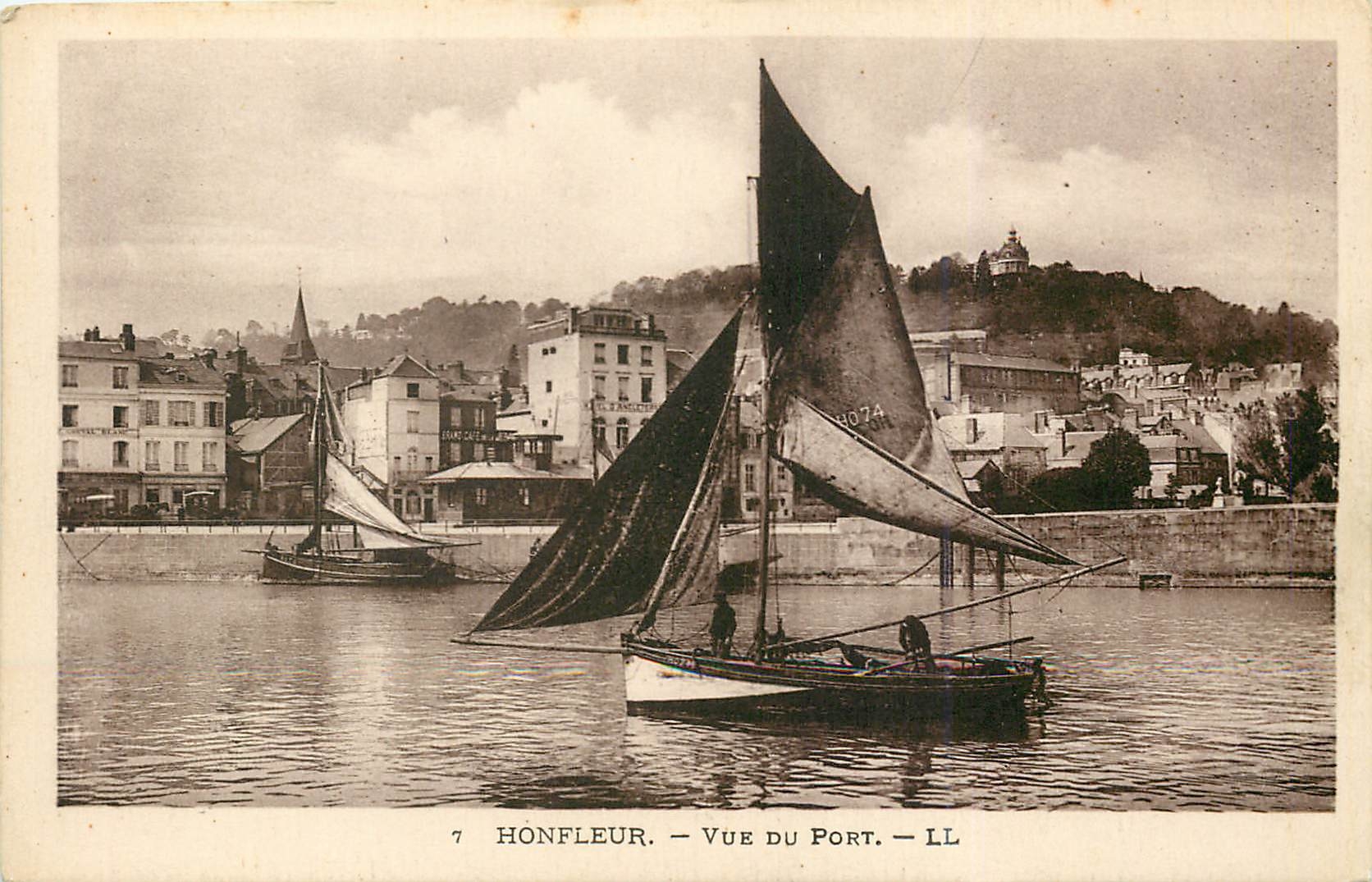 CPA Honfleur Vue du Port Bateau