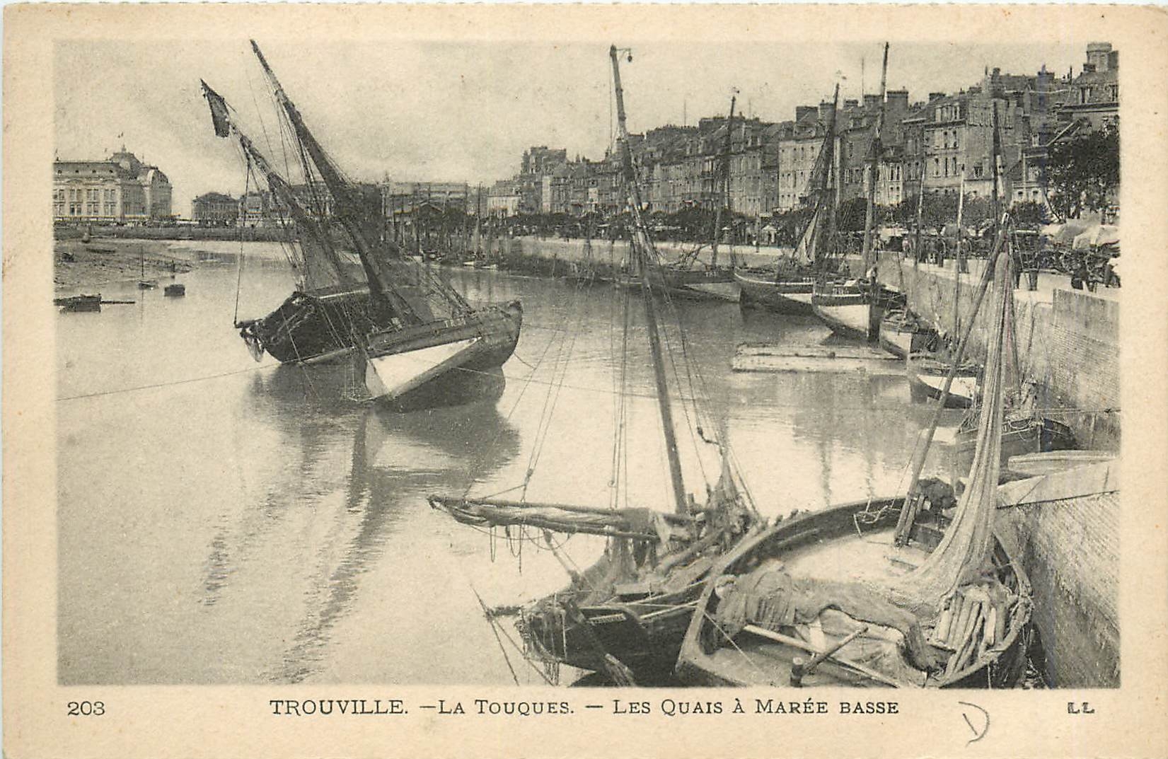 CPA Trouville  La Touques Les Quais a Maree Basse Bateaux
