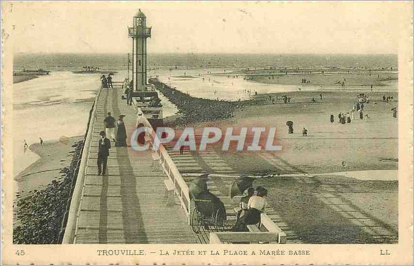 CPA Trouville  La Jetee et la Plage a Maree Basse Phare