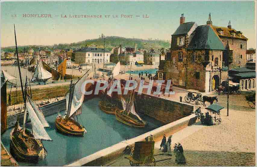 CPA Honfleur La Lieutenance et le Port Bateaux