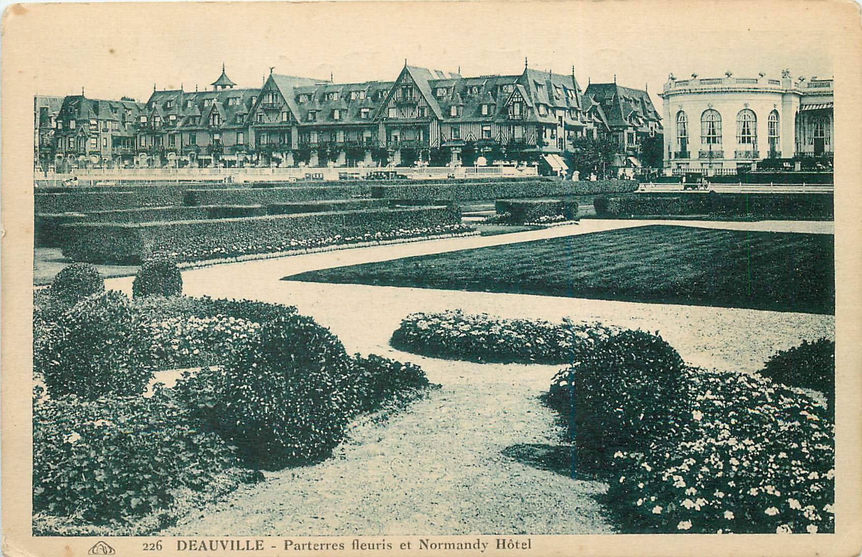 Deauville - Parterres fleuris et Normandy Hôtel — éditeur CPAPHIL, n° 226