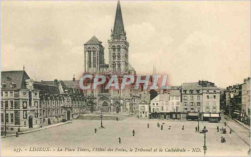 Lisieux - La Place Tibiers, l'Hôtel de Poste, le Tribunal et la Cathédrale - ND.