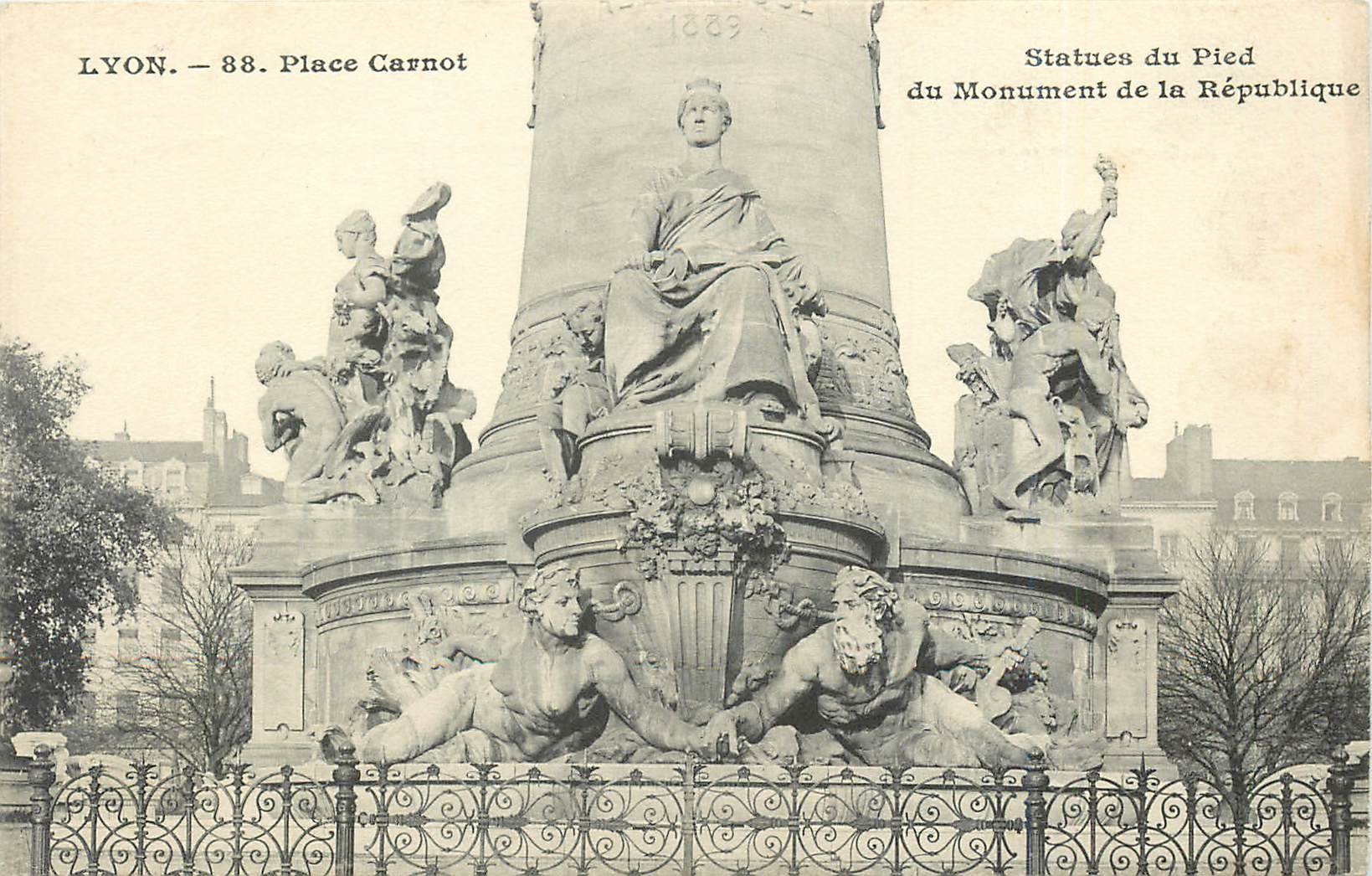 CPA Lyon Place Carnot Statues du Pied du Monument de la Republique 