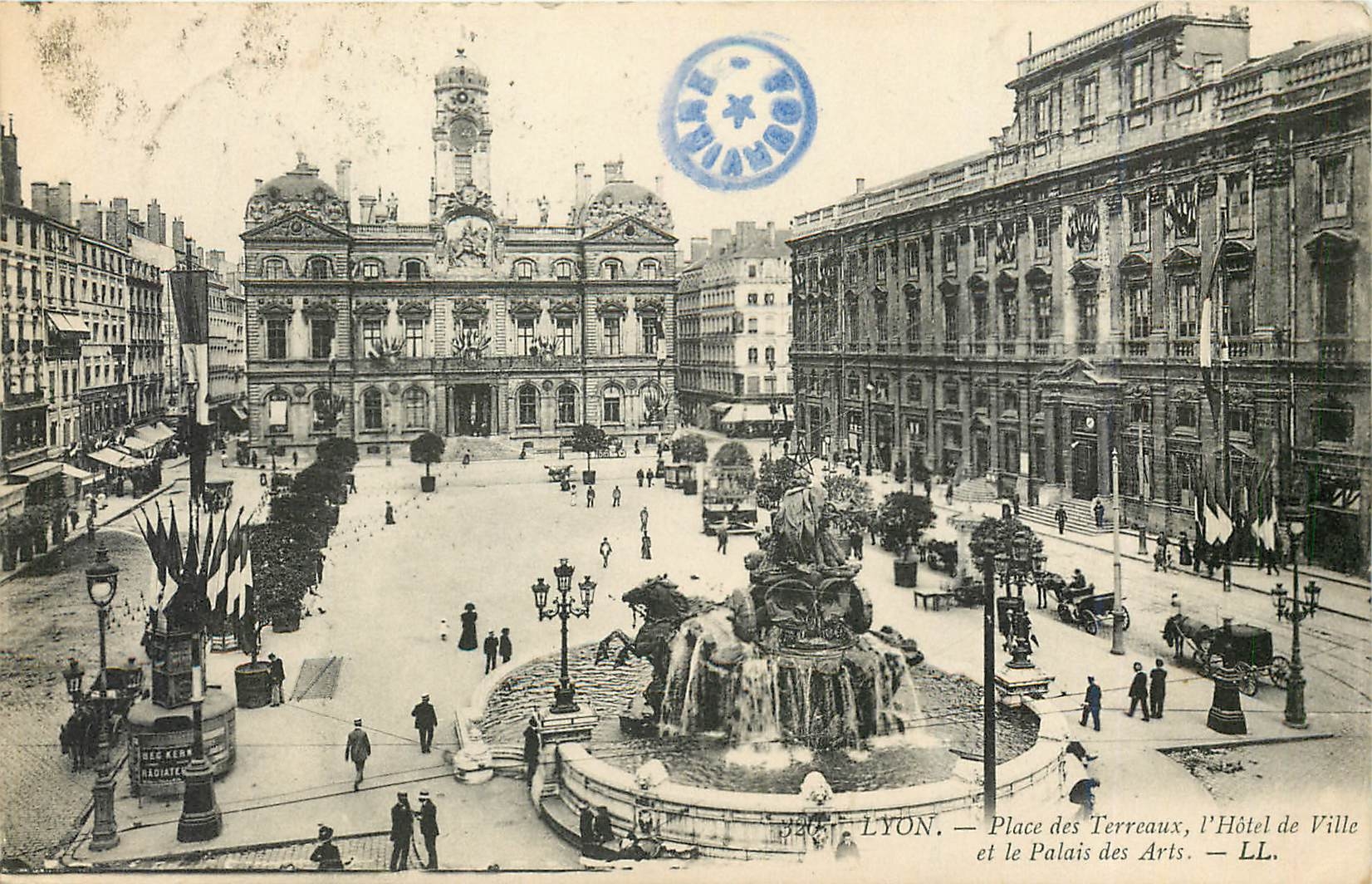 CPA Lyon Place des Terreaux l'Hotel de Ville et le Palais des Arts 