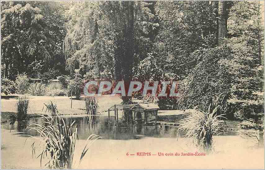 CPA Reims Un coin du Jardin Ecole 