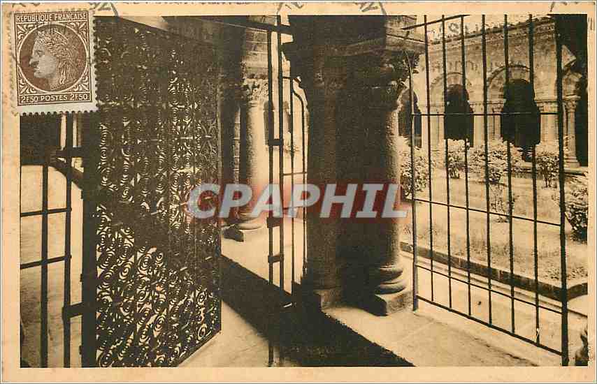 CPA Le Puy  Haute Loire Galerie du Cloitre fermee par une grille romane possedant une remarquable po