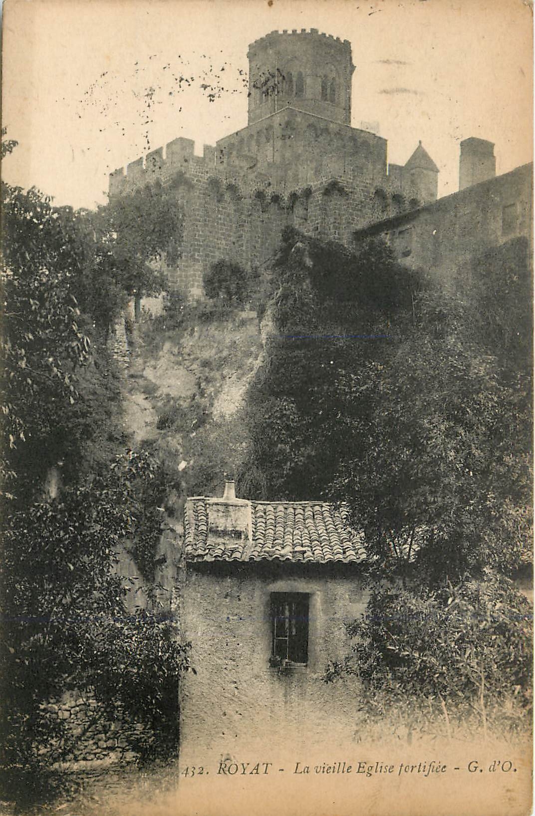 CPA Royat La Vieille Eglise fortifiee 
