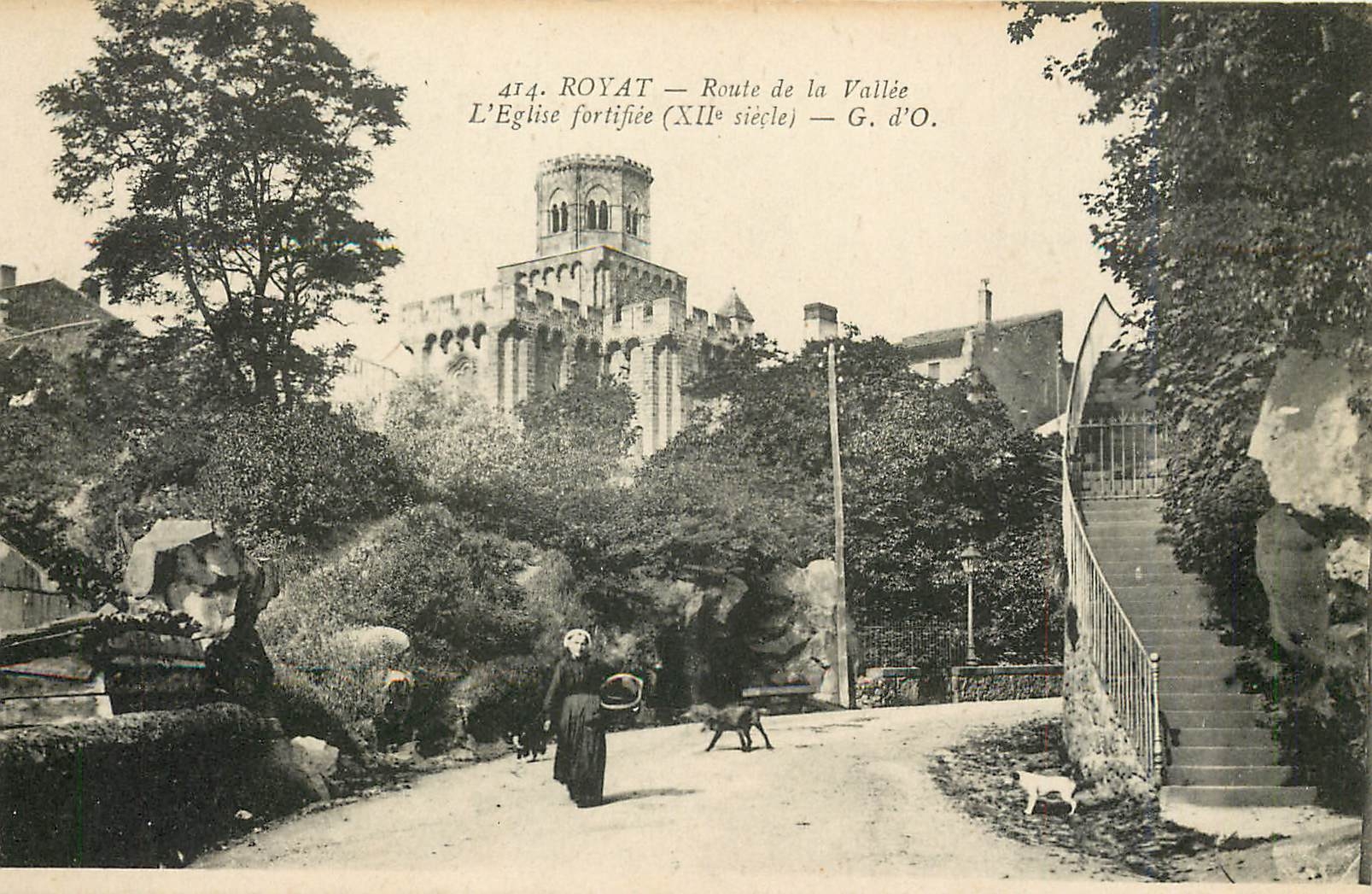 CPA Royat Route de la Vallee L'Eglise forifiee 