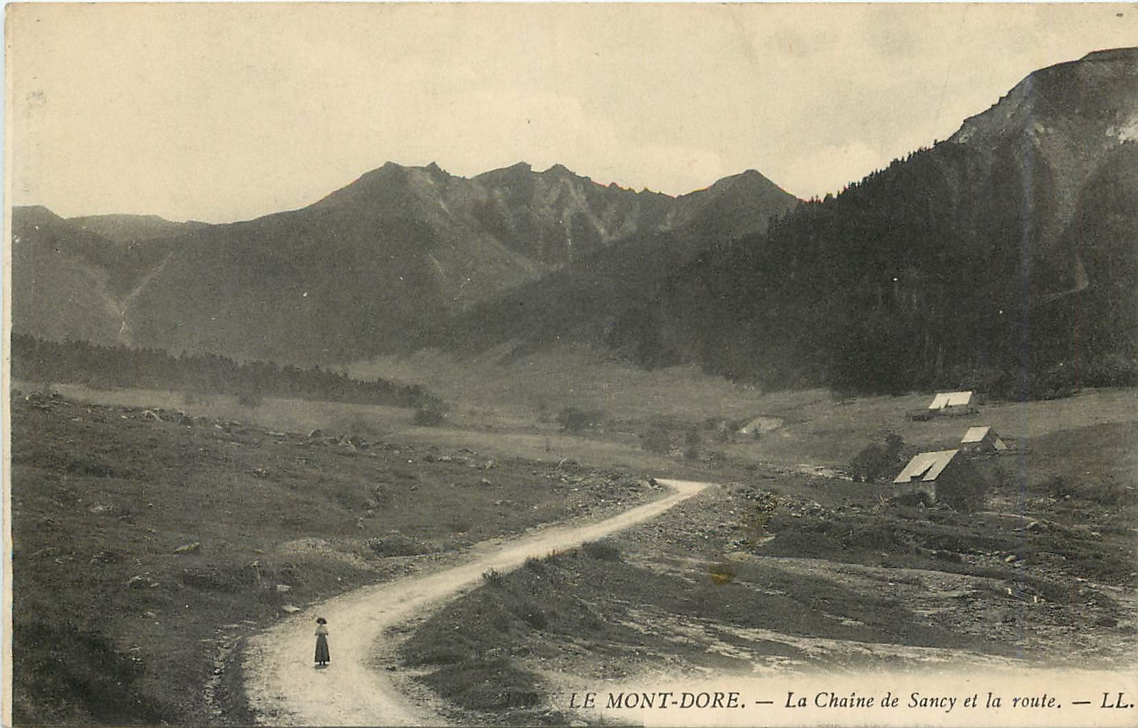 CPA Le Mont Dore La Chaine de Sancy et la route 