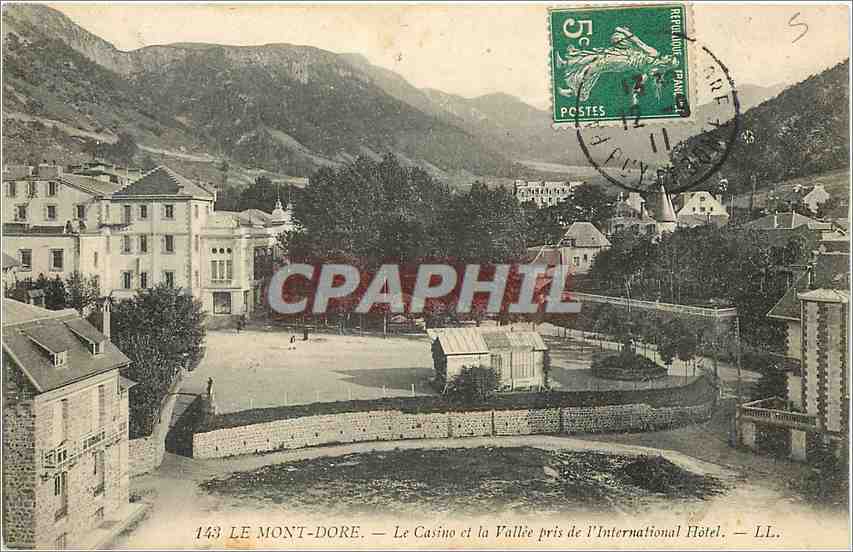 CPA Le Mont Dore Le Casino et la Vallee pris de l'International Hotel 