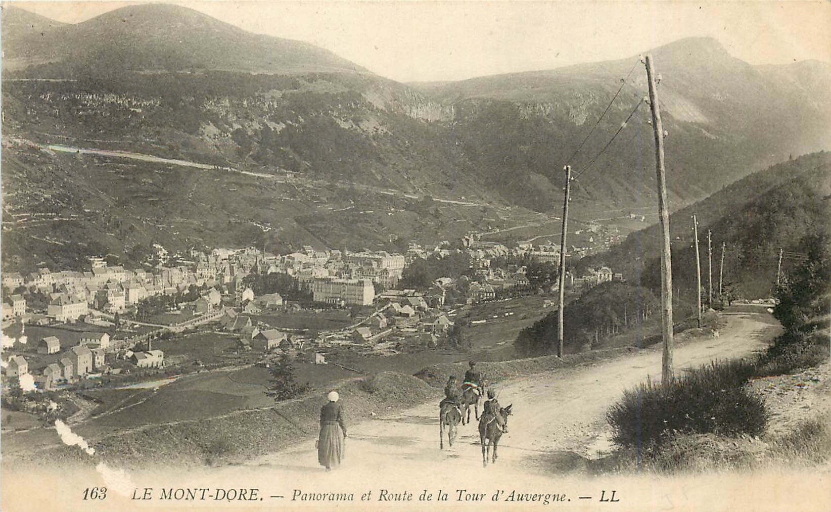 CPA Le Mont Dore Panorama et Route de la Tour d'Auvergne 