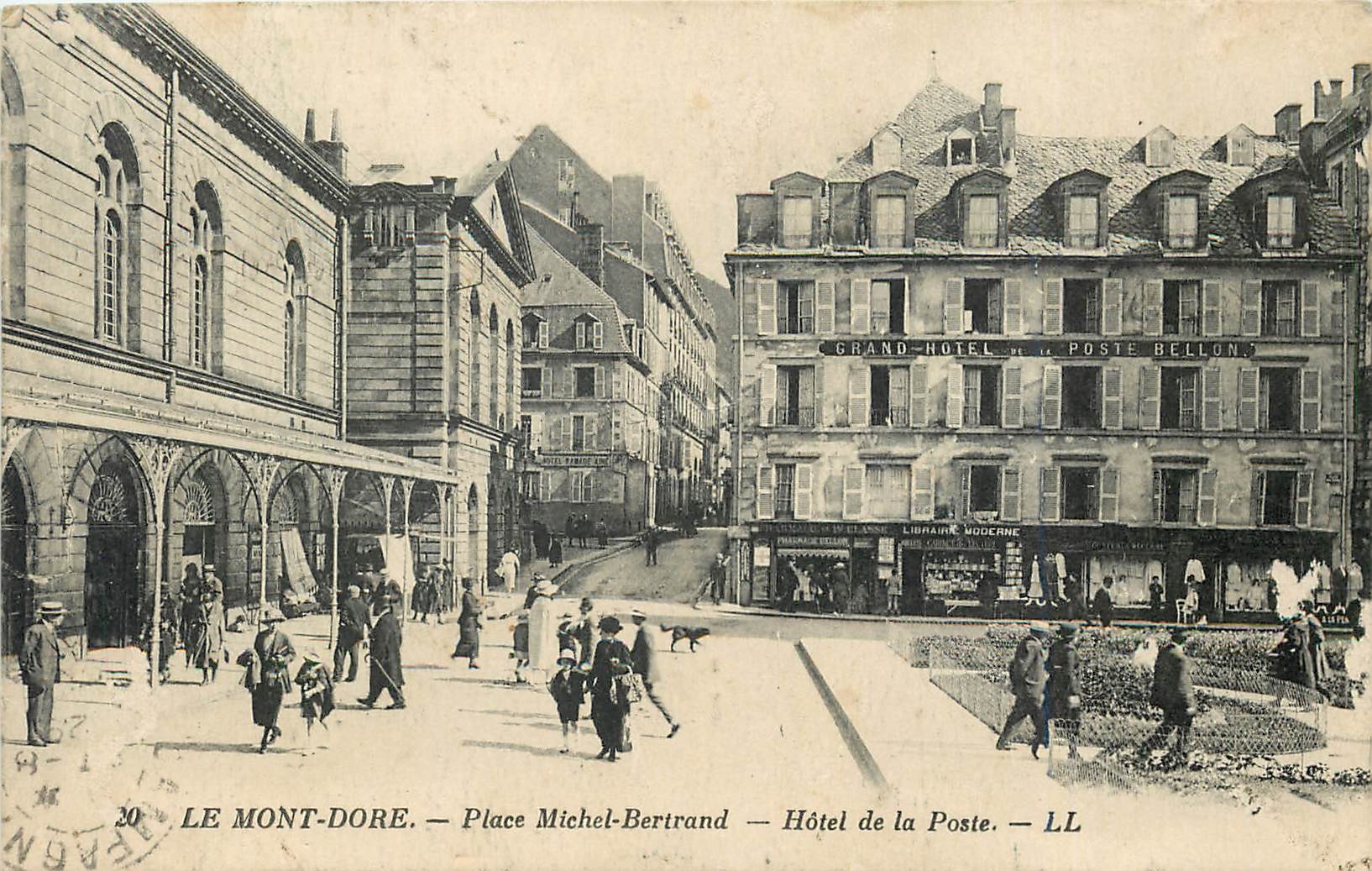 CPA Le Mont Dore Place Michel Bertrand Hotel de la Poste 