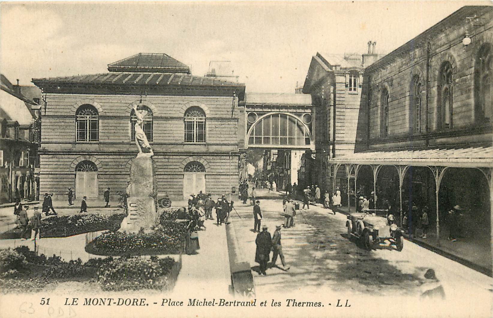 CPA Le Mont Dore Place Michel Bertrand et les Thermes Automobile