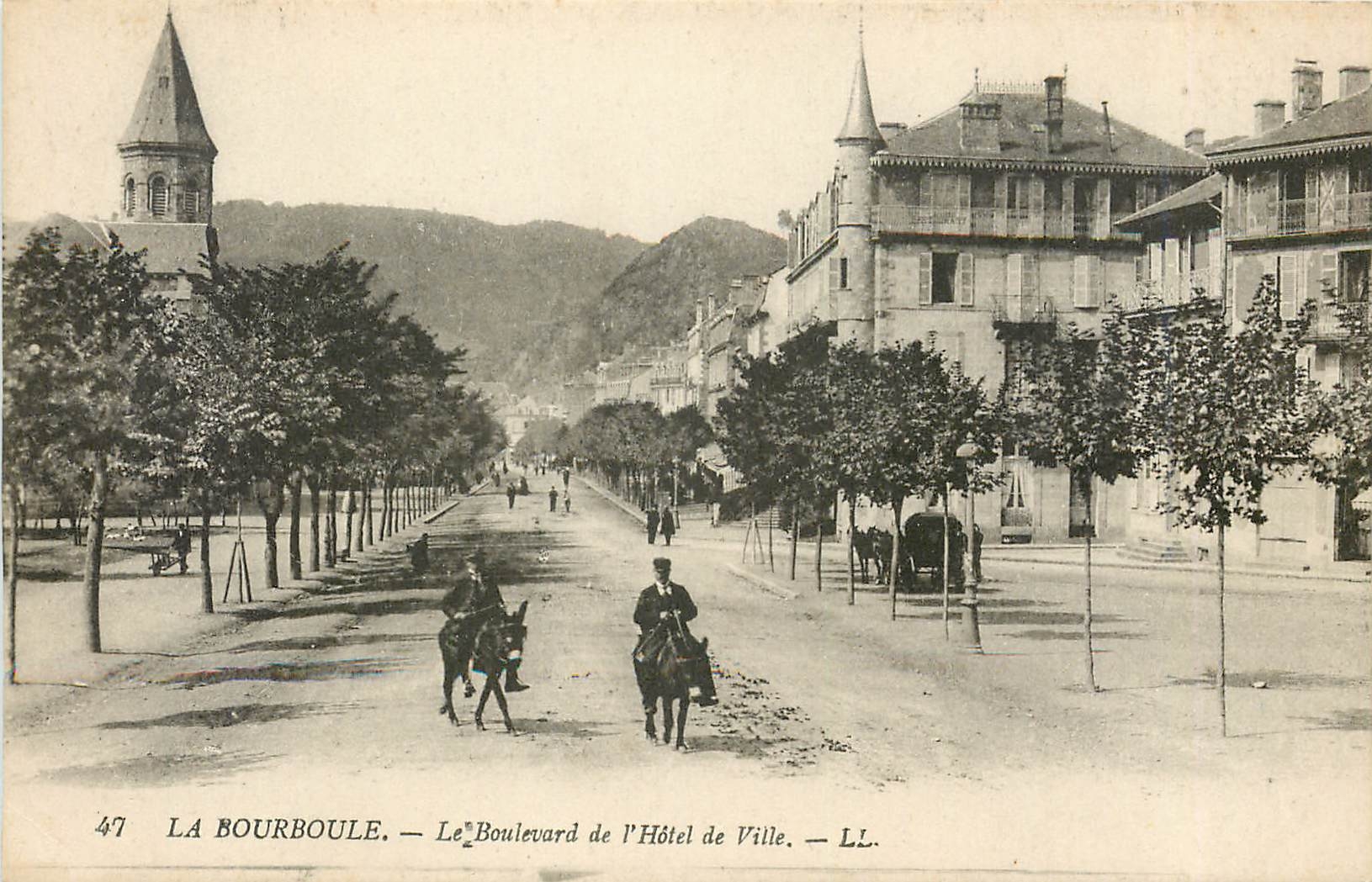 CPA La Bourboule Le Boulevard de l'Hotel de Ville Ane Mule