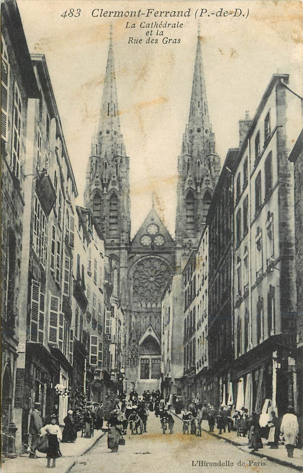 CPA Clermont Ferrand P de D La Cathedrale et la Rue des Gras 