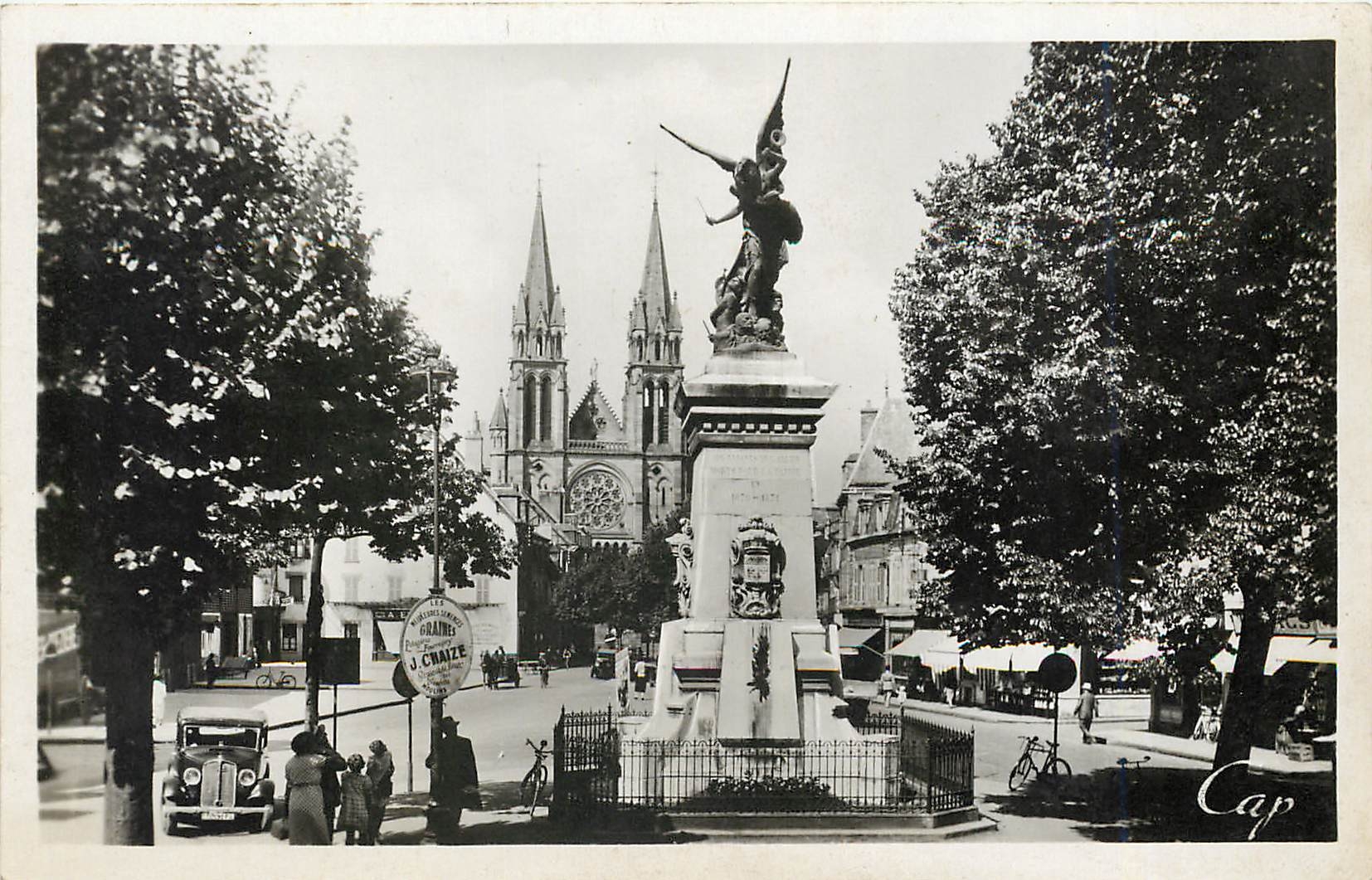 CPM Moulins Le Sacre Coeur et la Place d'Allier 