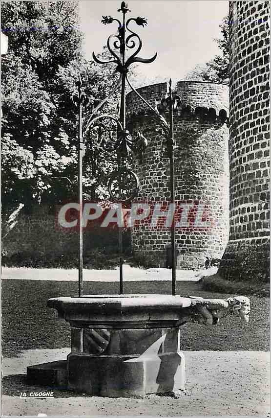 CPM Pontgibaud Puy de Dome Vieux Puits dans la cour du Chateau 