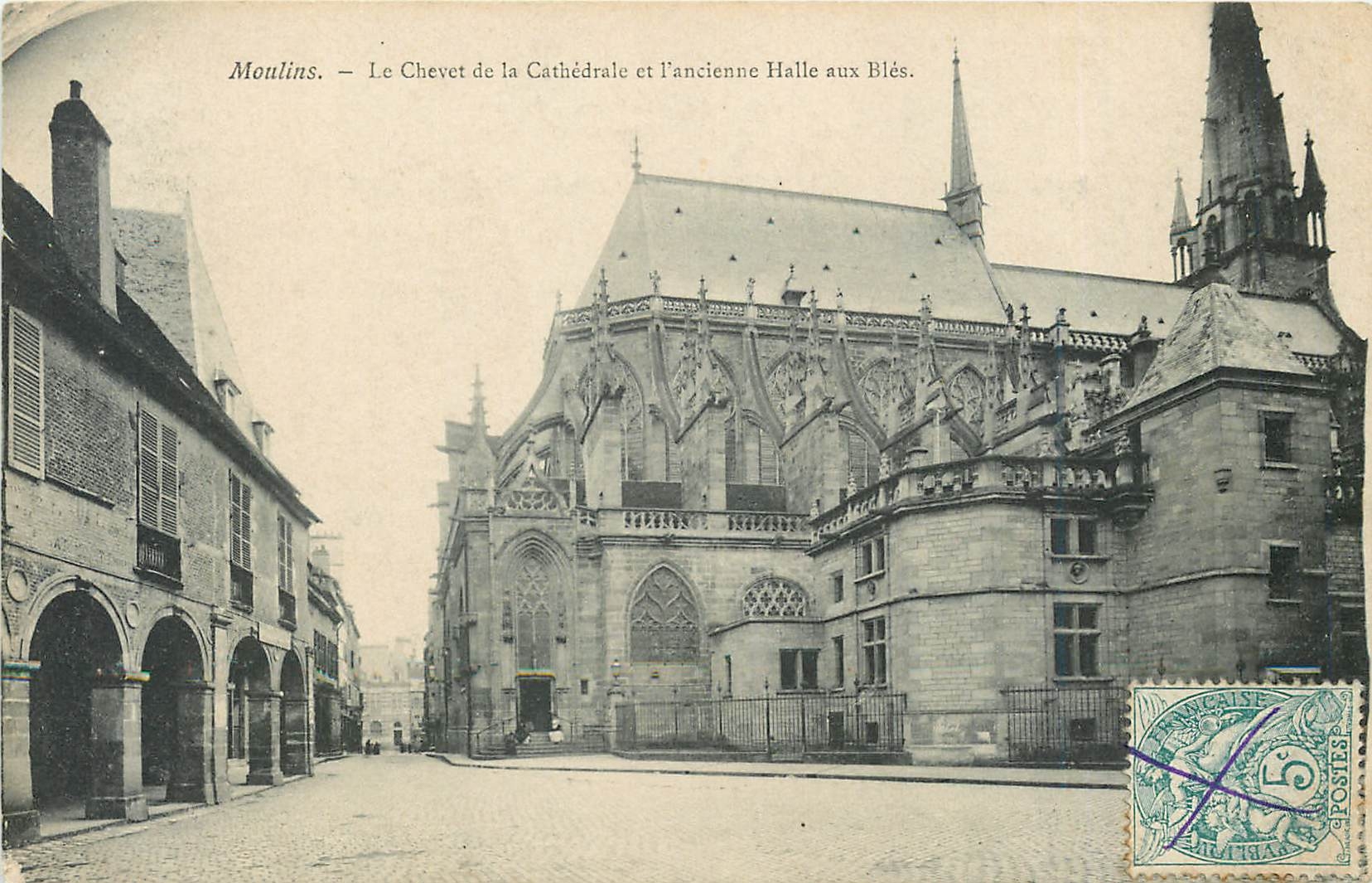 Moulin - Le Chevet de la Cathédrale et l'ancienne Halle aux Blés.