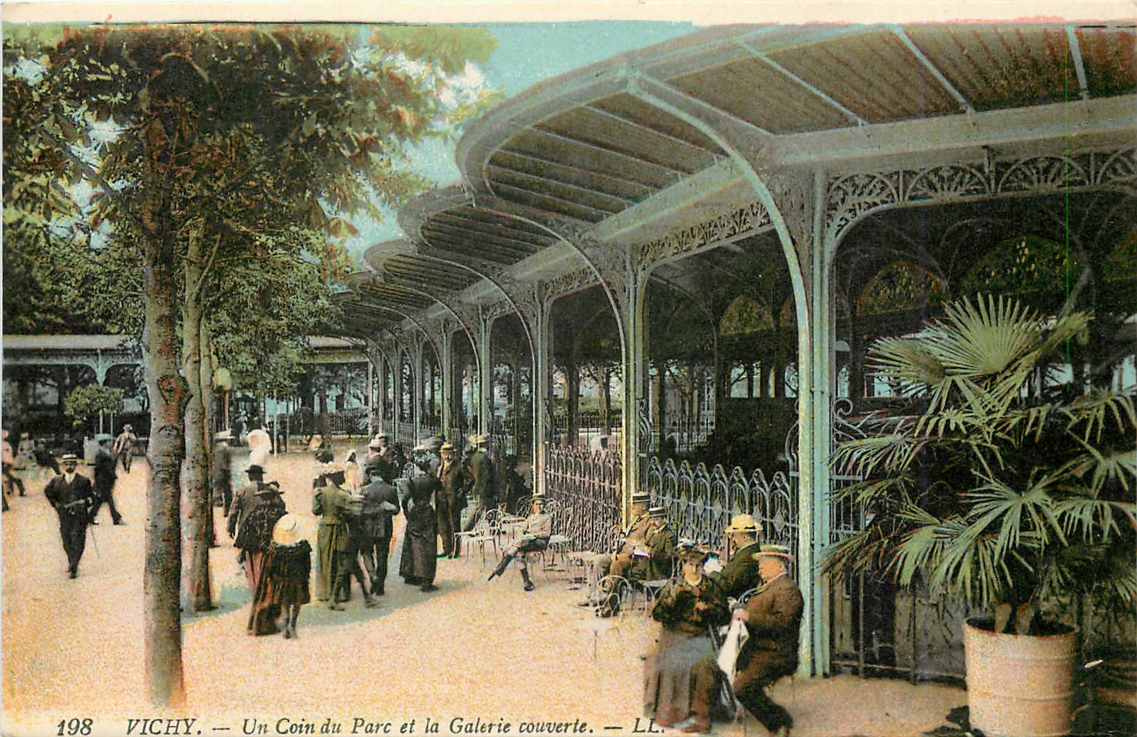 CPA Vichy Un Coin du Parc et la Galerie couverte 