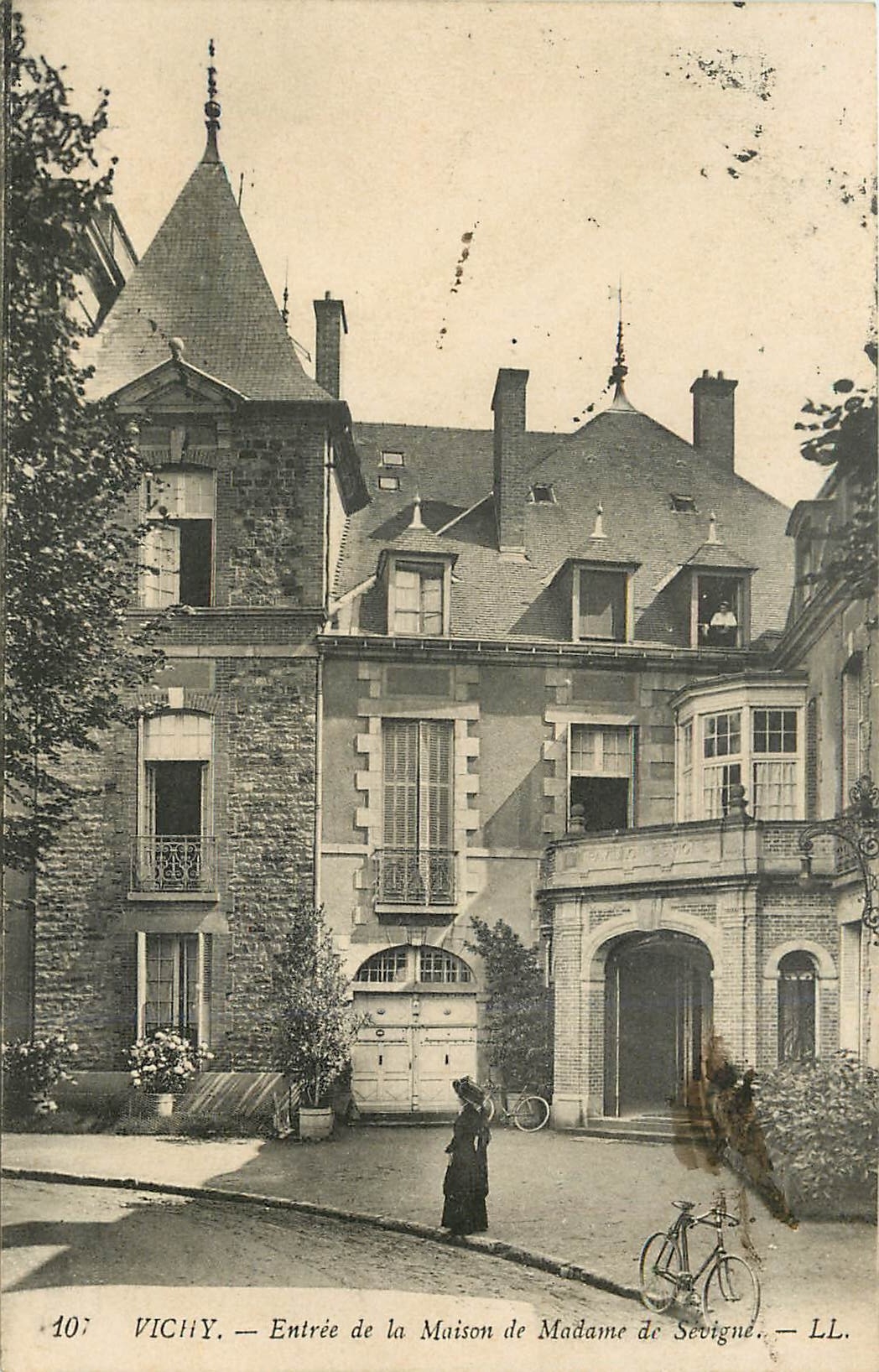 CPA Vichy Entree de la Maison de Madame de Sevigne 