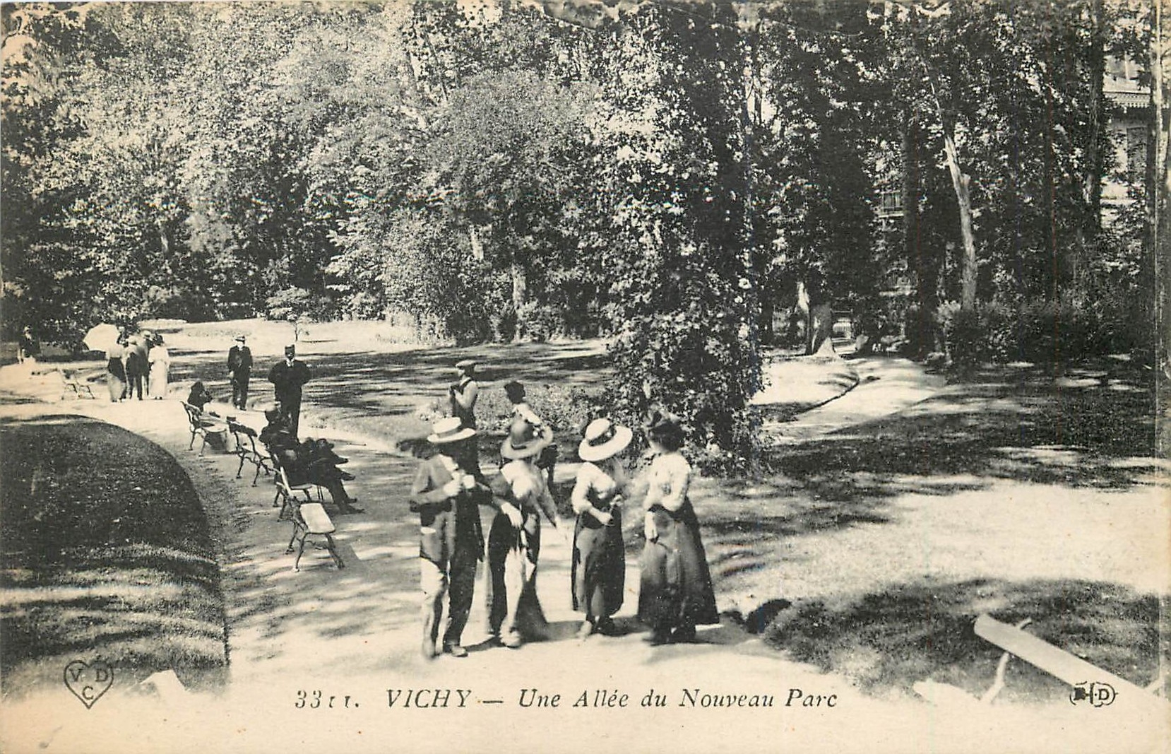 CPA Vichy Une Allee du Nouveau Parc 
