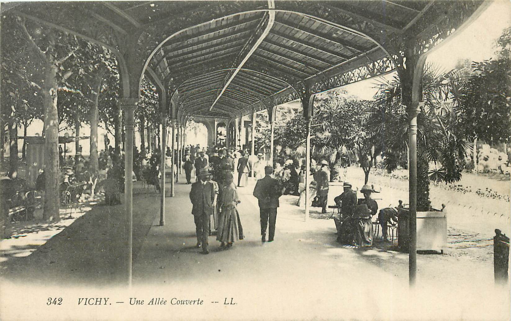 CPA Vichy Une Allee Couverte 