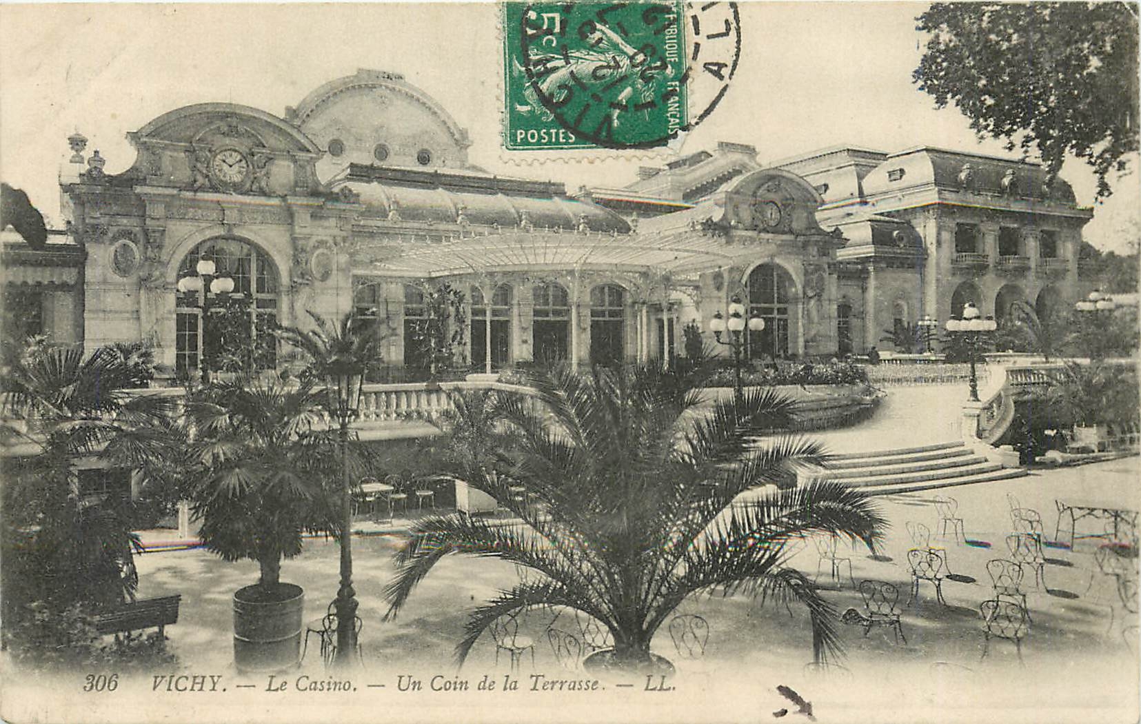 CPA Vichy Le Casino Un coin de la terrasse