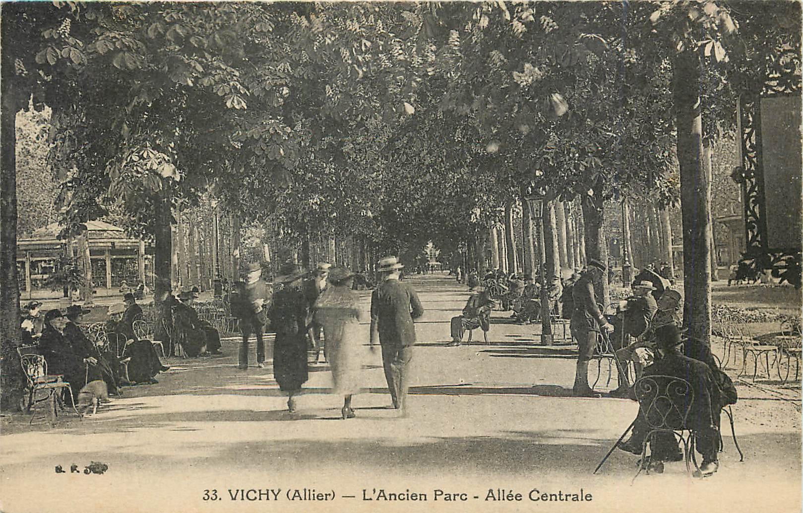CPA Vichy Allier L'Ancien Parc Allee Centrale 