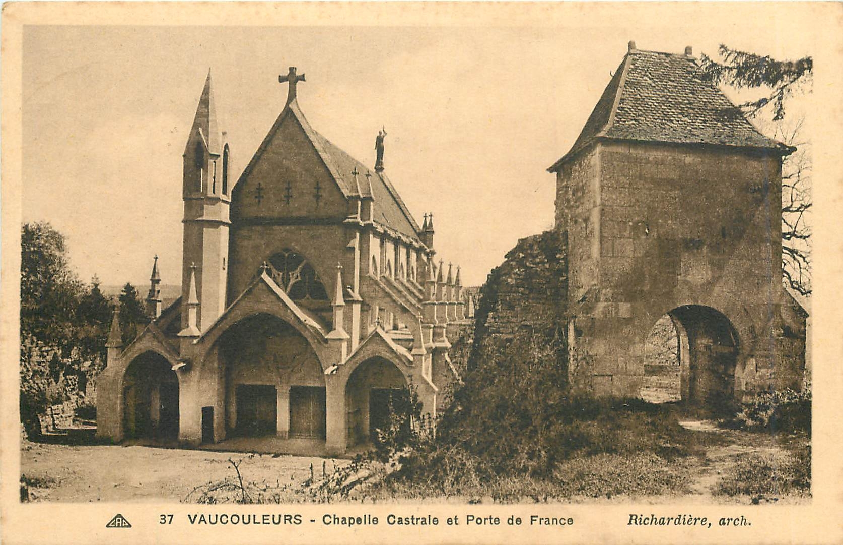 CPA Vaucouleurs Chapelle Castrale et Porte de France 