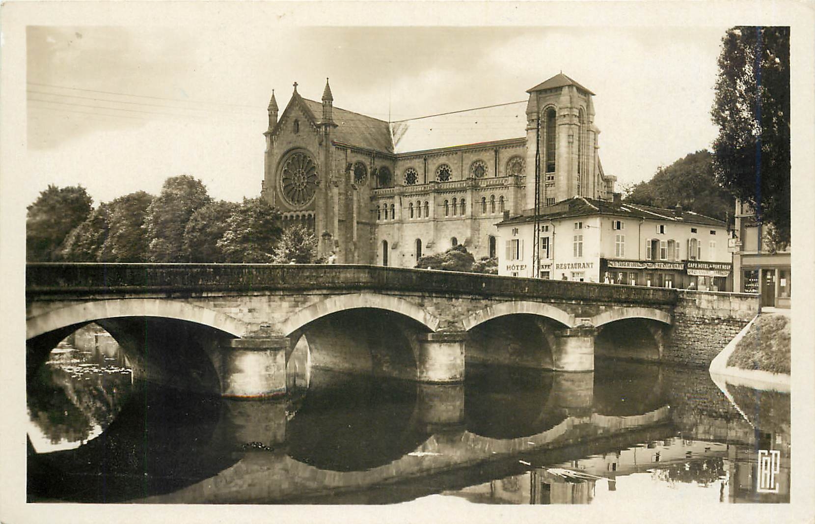 CPA Bar le Duc Le pont et l'Eglise St Jean 