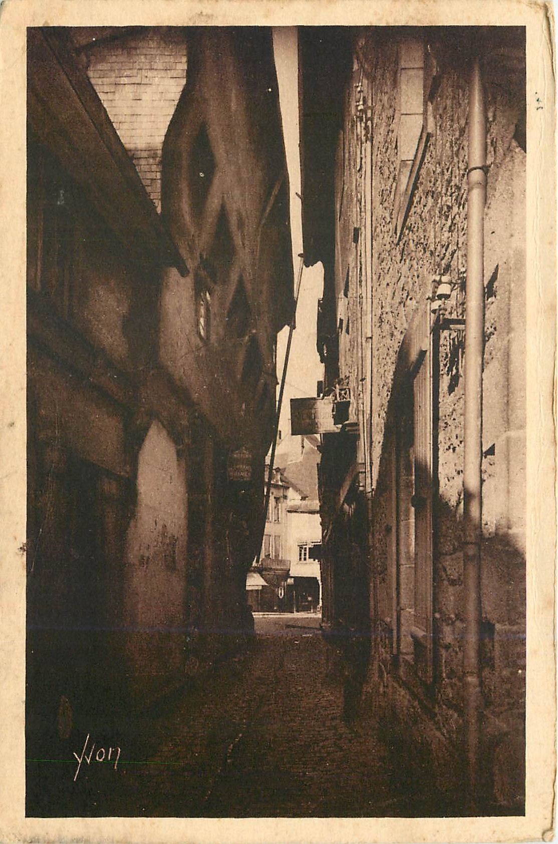 Rue la plus étroite de Dinan — Bretagne — Les Éditions d'Art de Paris