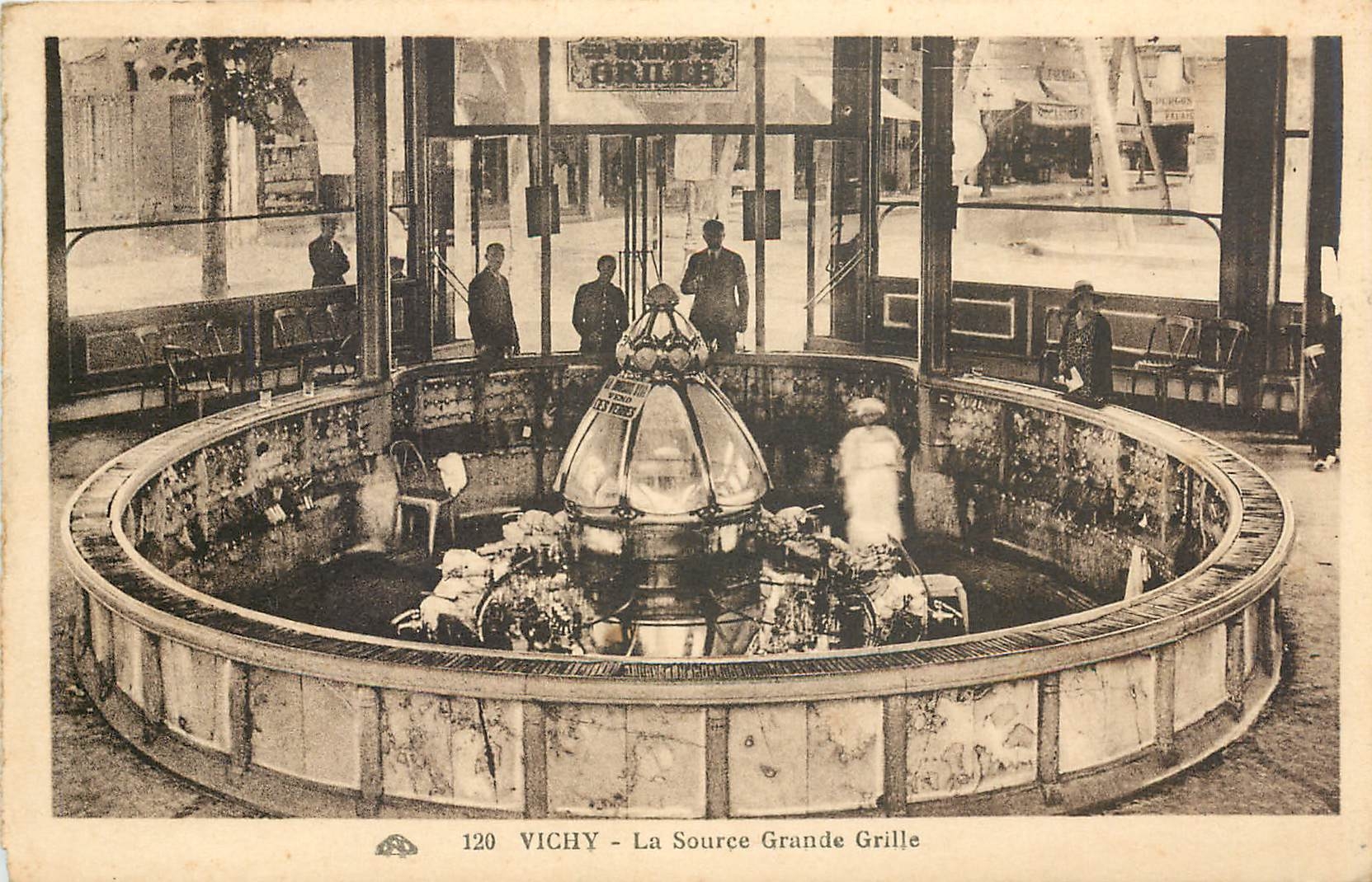 CPA Vichy La Source Grande Grille 