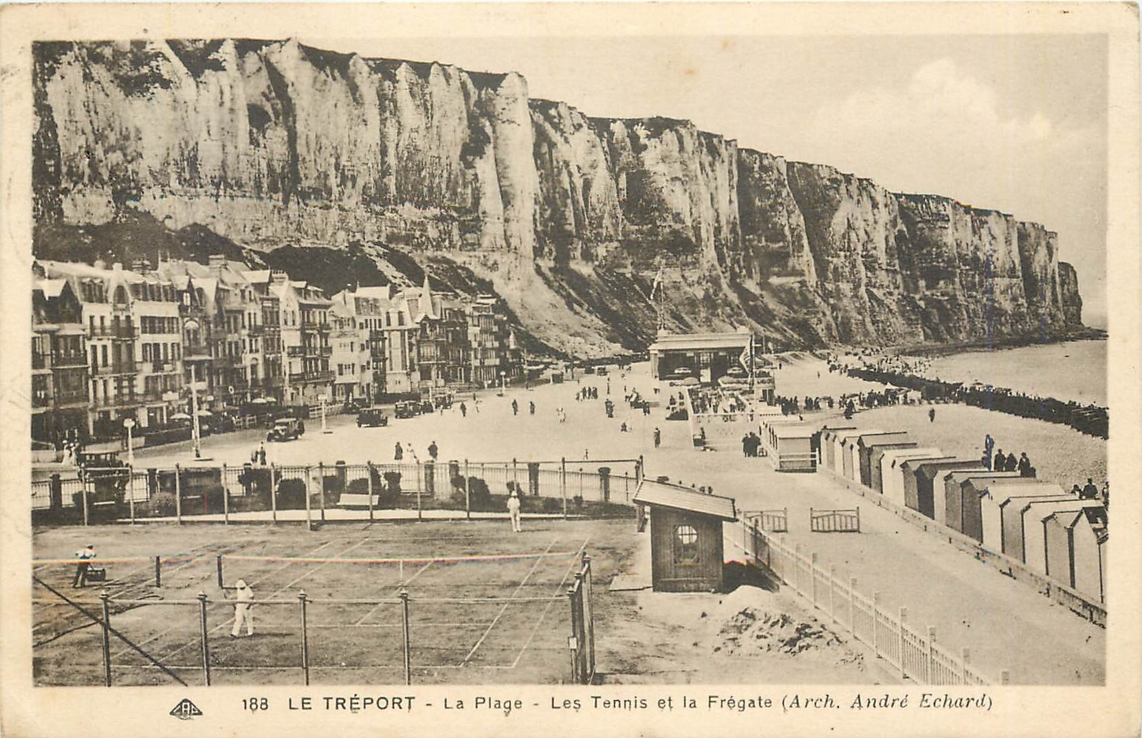 CPA Le Treport La Plage Les Tennis et la Fregate 