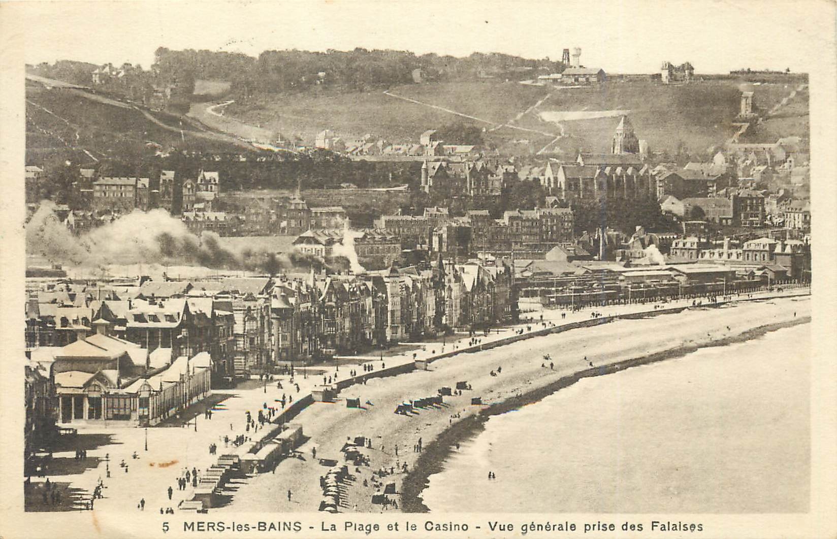 CPA Mers les Bains La Plage et le Casino Vue generale prise des Falaises 